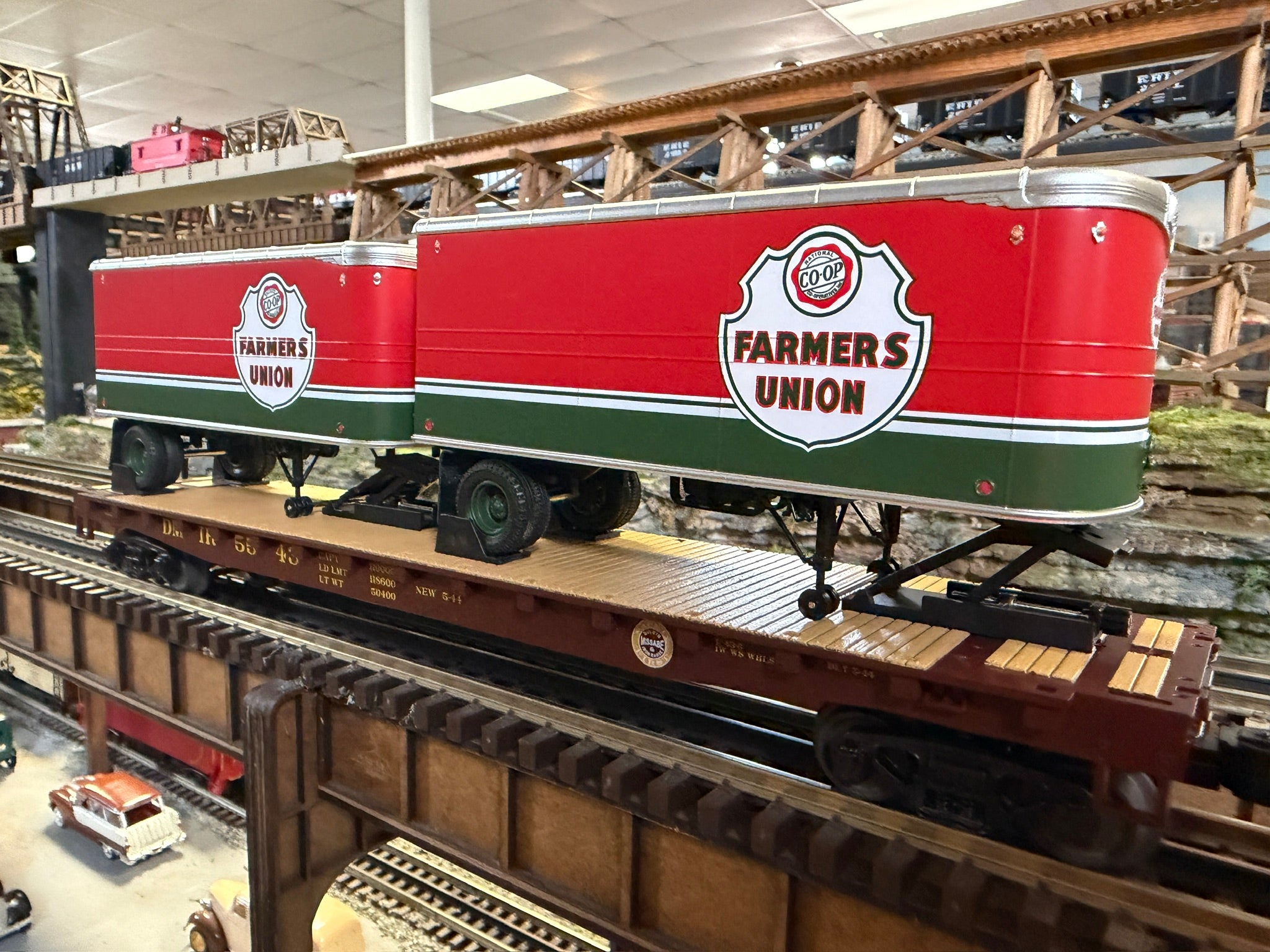 MTH 20-95714 - Flat Car "Duluth Missabe & Iron Range" w/ (2) PUP Trailers (Farmers Union)