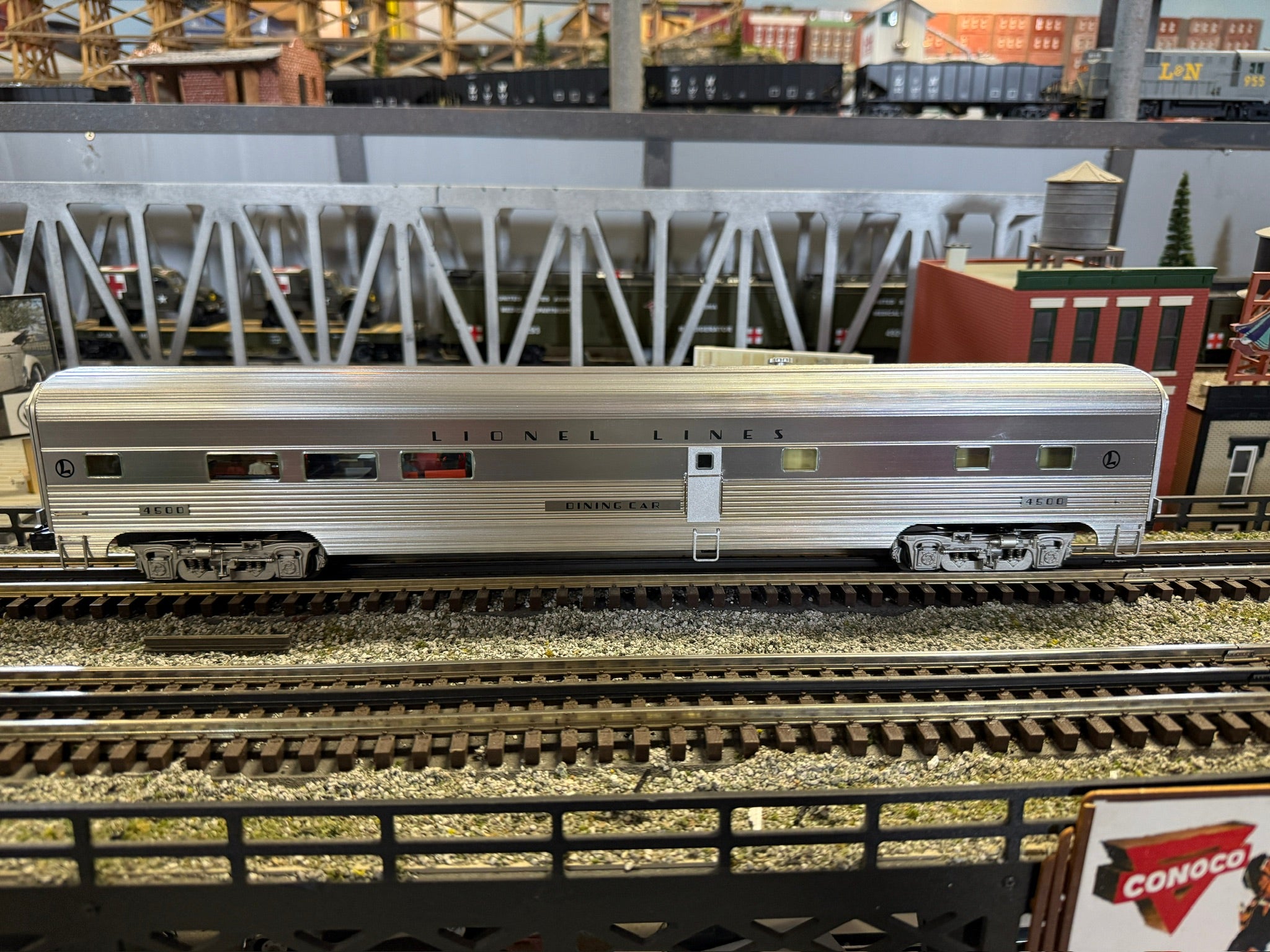 Lionel 2527210 - 18" Aluminum Stationsounds Diner Car "Lionel Lines"