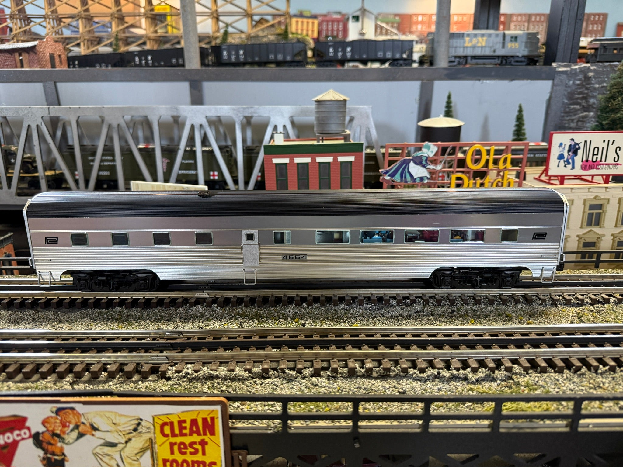 Lionel 2527150 - 18" Aluminum Sationsounds Diner Car "Penn Central"