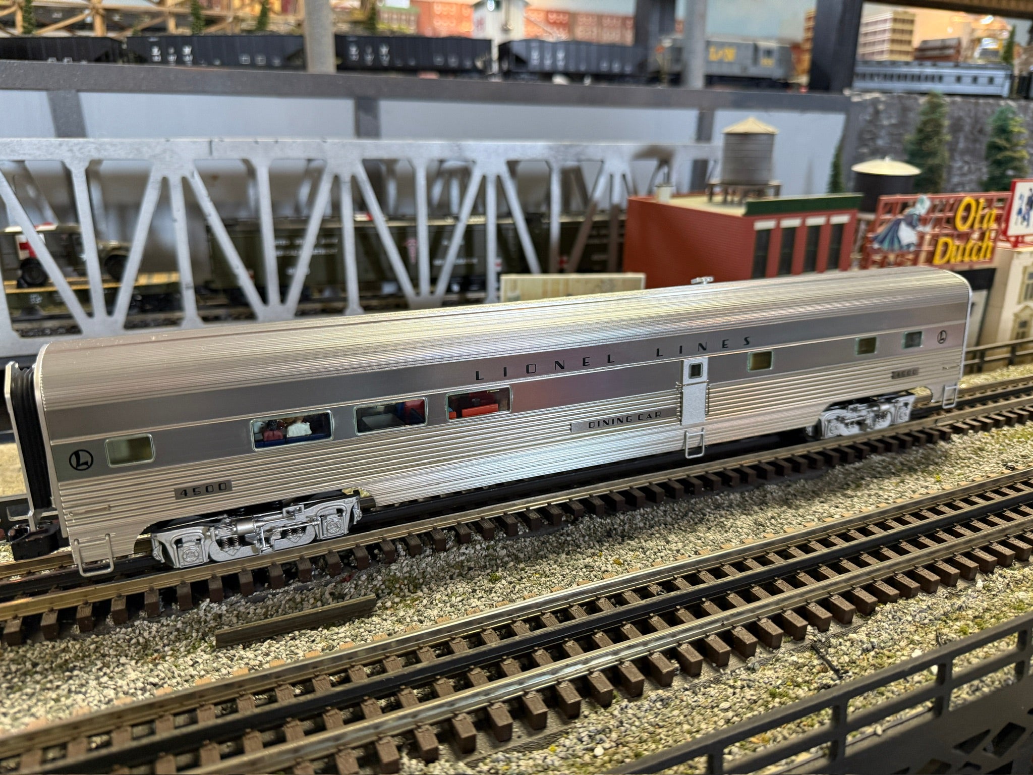 Lionel 2527210 - 18" Aluminum Stationsounds Diner Car "Lionel Lines"