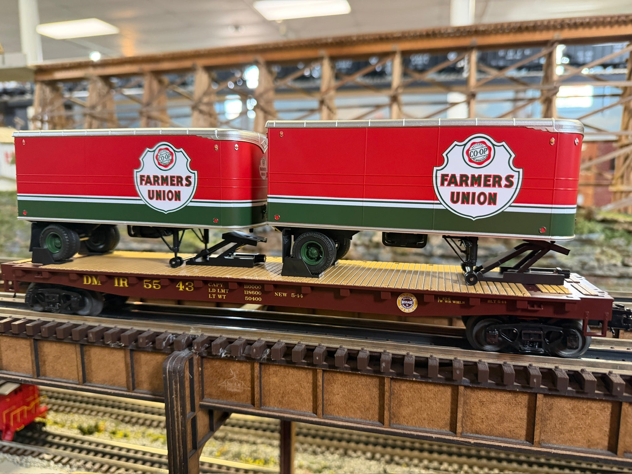 MTH 20-95714 - Flat Car "Duluth Missabe & Iron Range" w/ (2) PUP Trailers (Farmers Union)