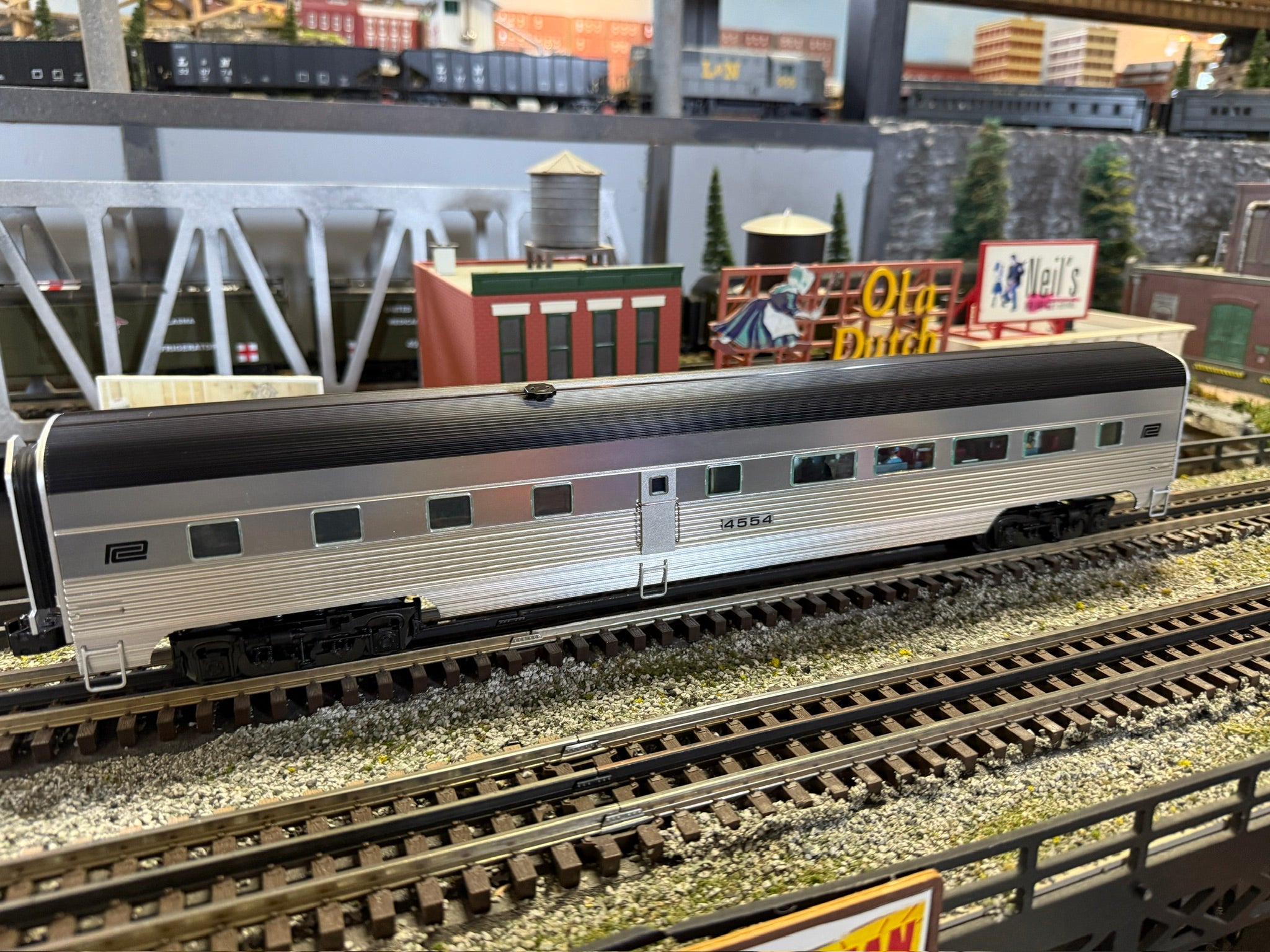 Lionel 2527150 - 18" Aluminum Sationsounds Diner Car "Penn Central"