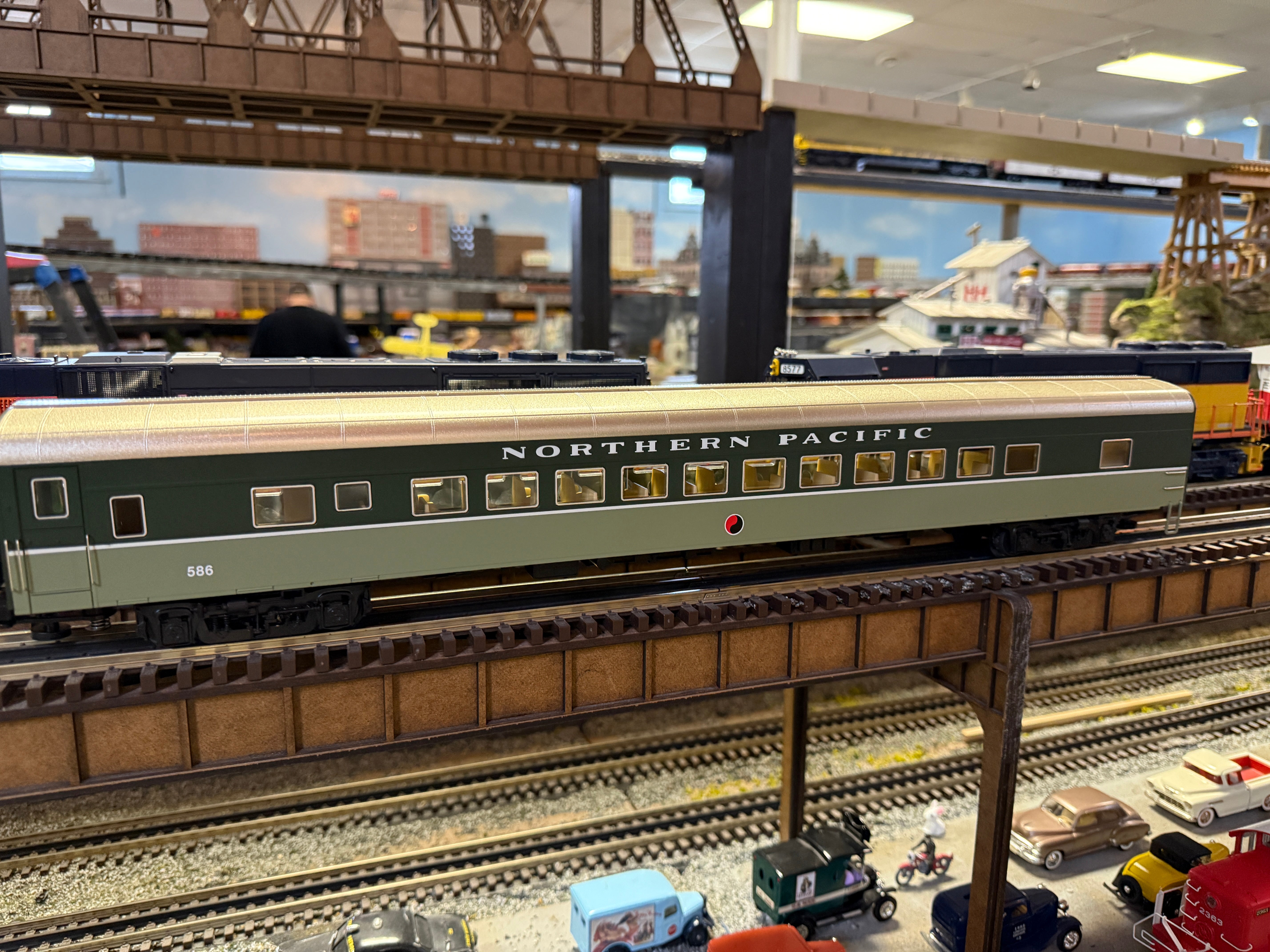 Lionel 2527350 - Vision Line 21" Passenger Car Set "Amtrak" (4-Car) Rainbow, Phase I