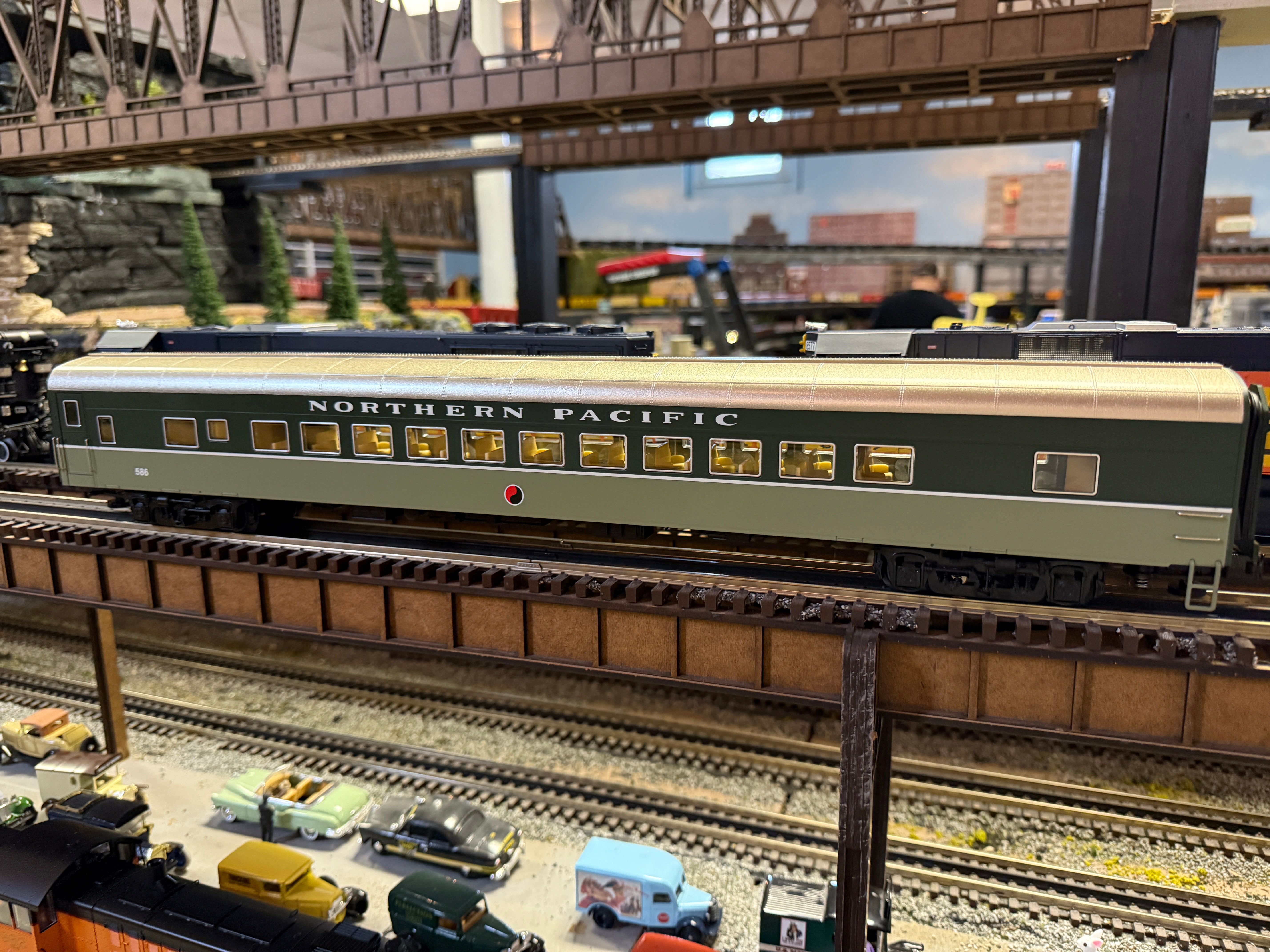 Lionel 2527350 - Vision Line 21" Passenger Car Set "Amtrak" (4-Car) Rainbow, Phase I