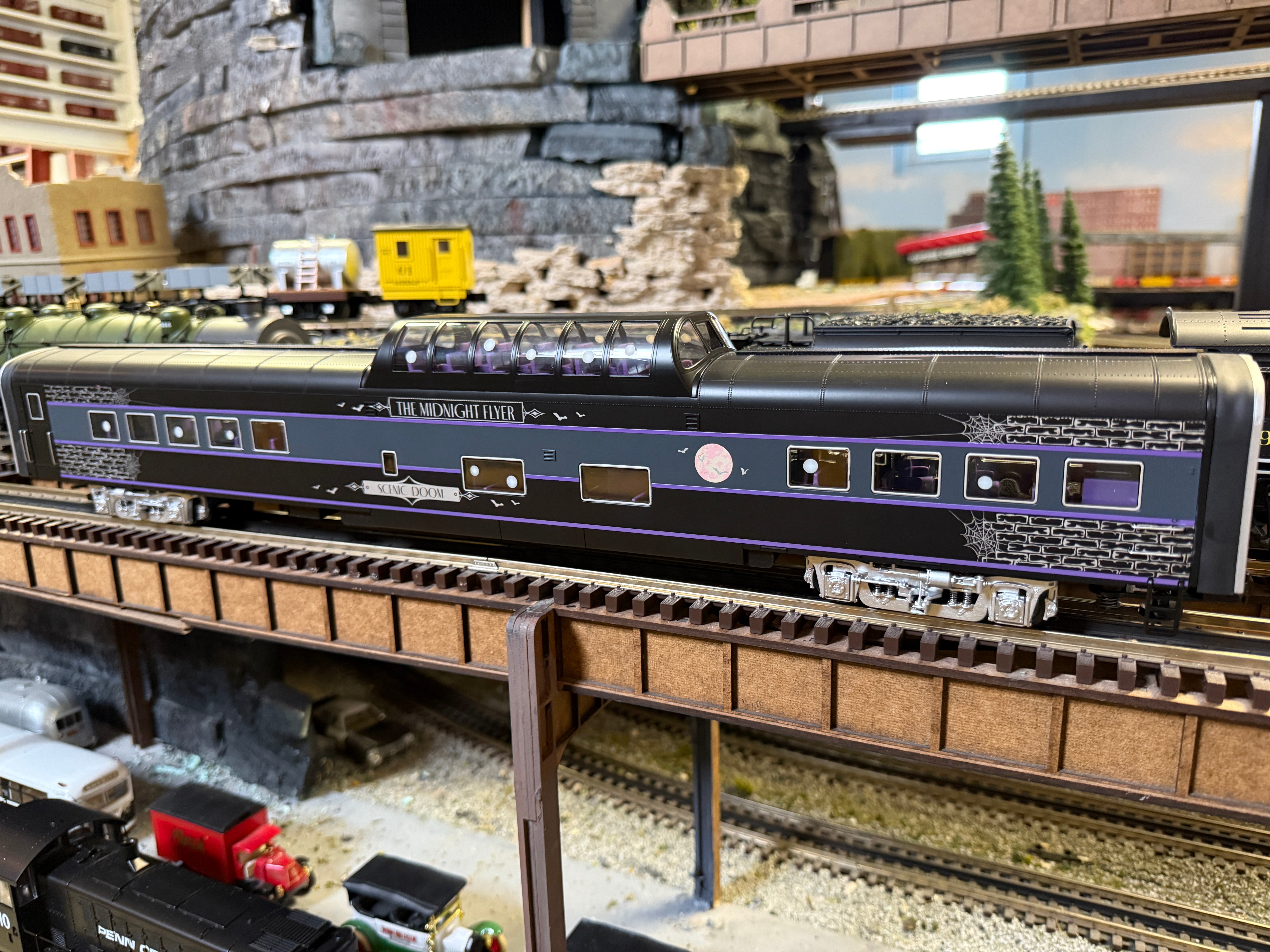 Lionel 2527460 - 21" Passenger Doom Liner Car Set "Halloween" (4-Car)