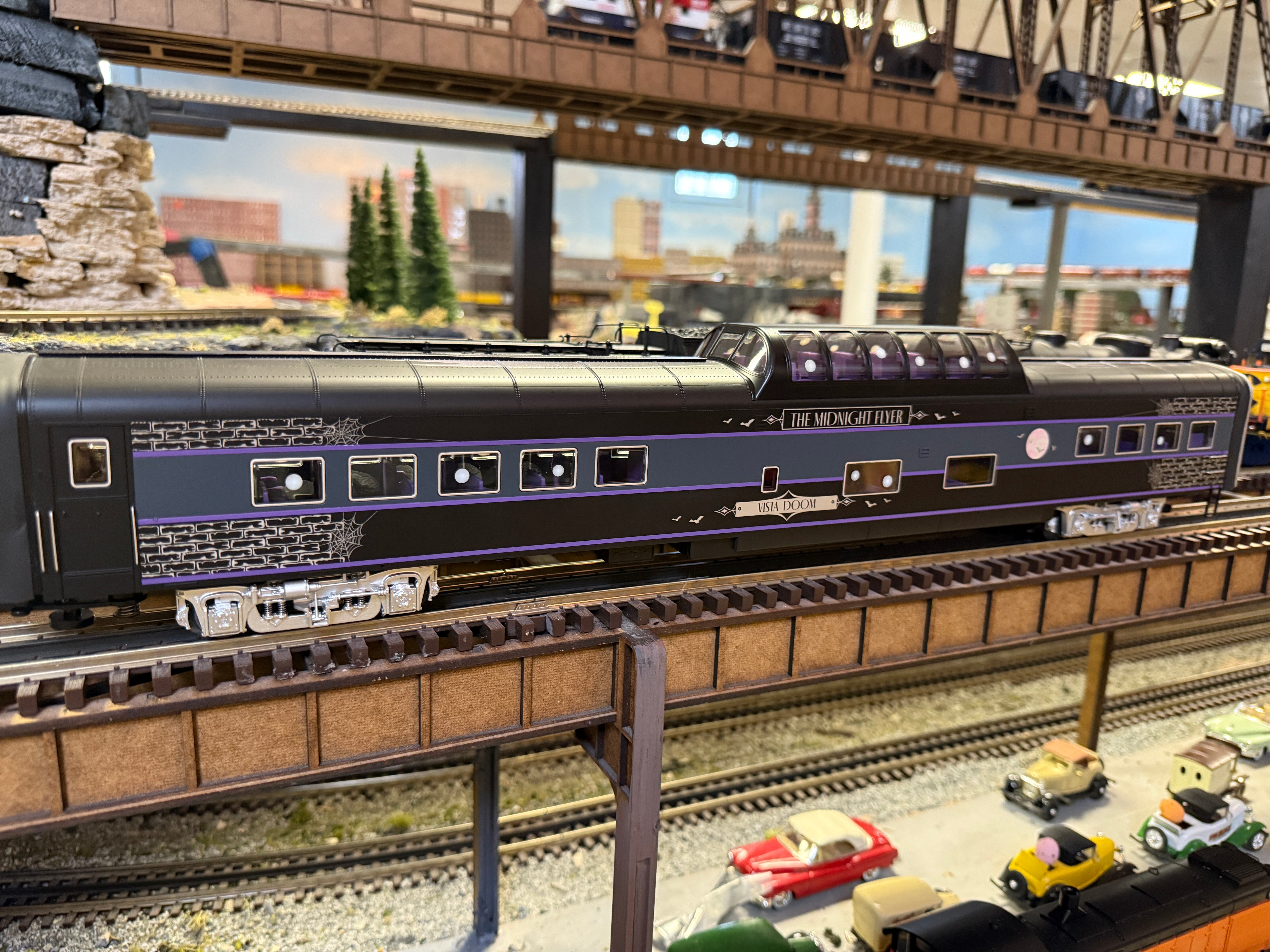 Lionel 2527460 - 21" Passenger Doom Liner Car Set "Halloween" (4-Car)