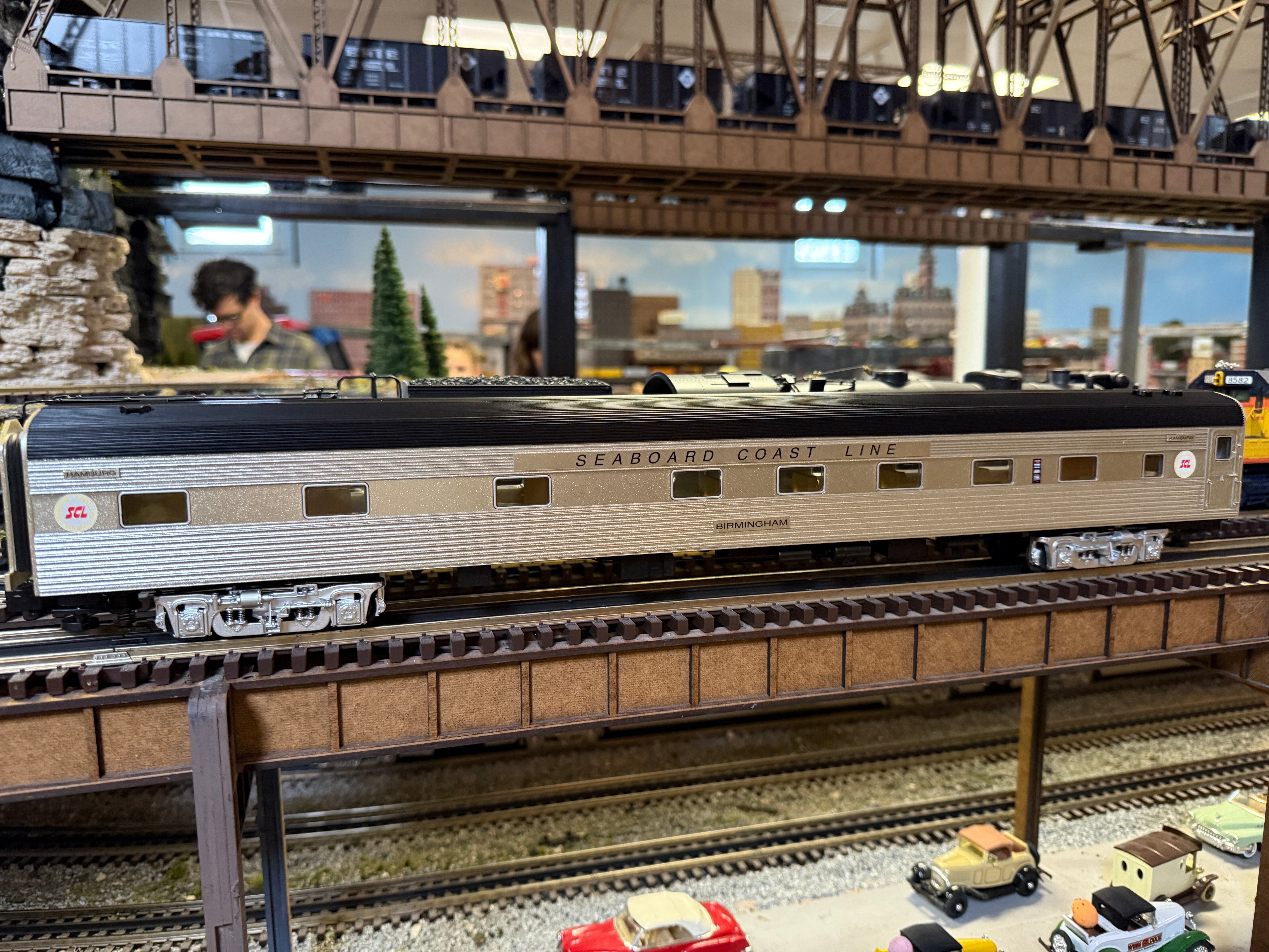 Lionel 2527360 - Vision Line 21" Passenger Car Set "Amtrak" (2-Car) Rainbow, Phase I
