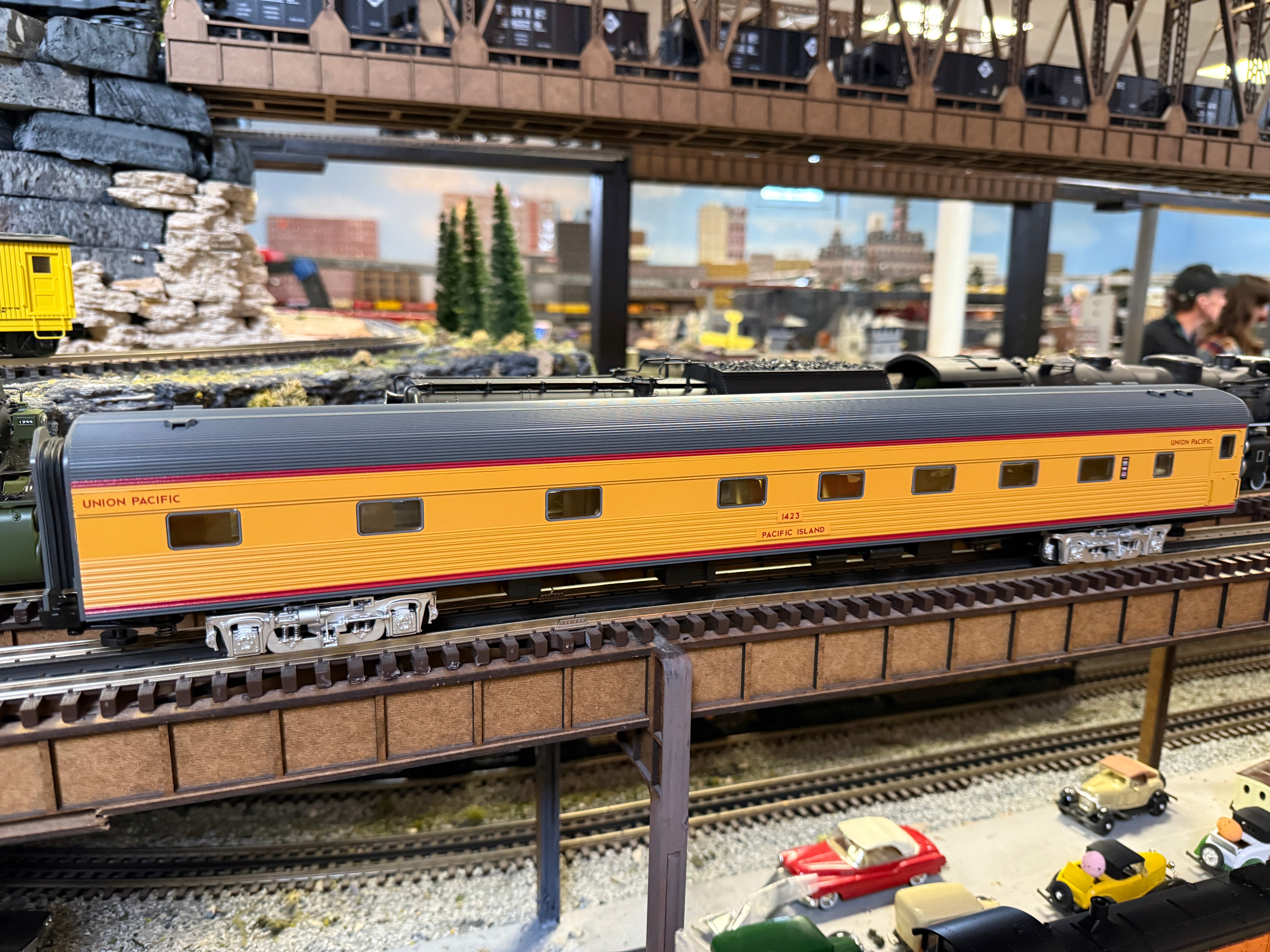 Lionel 2527360 - Vision Line 21" Passenger Car Set "Amtrak" (2-Car) Rainbow, Phase I