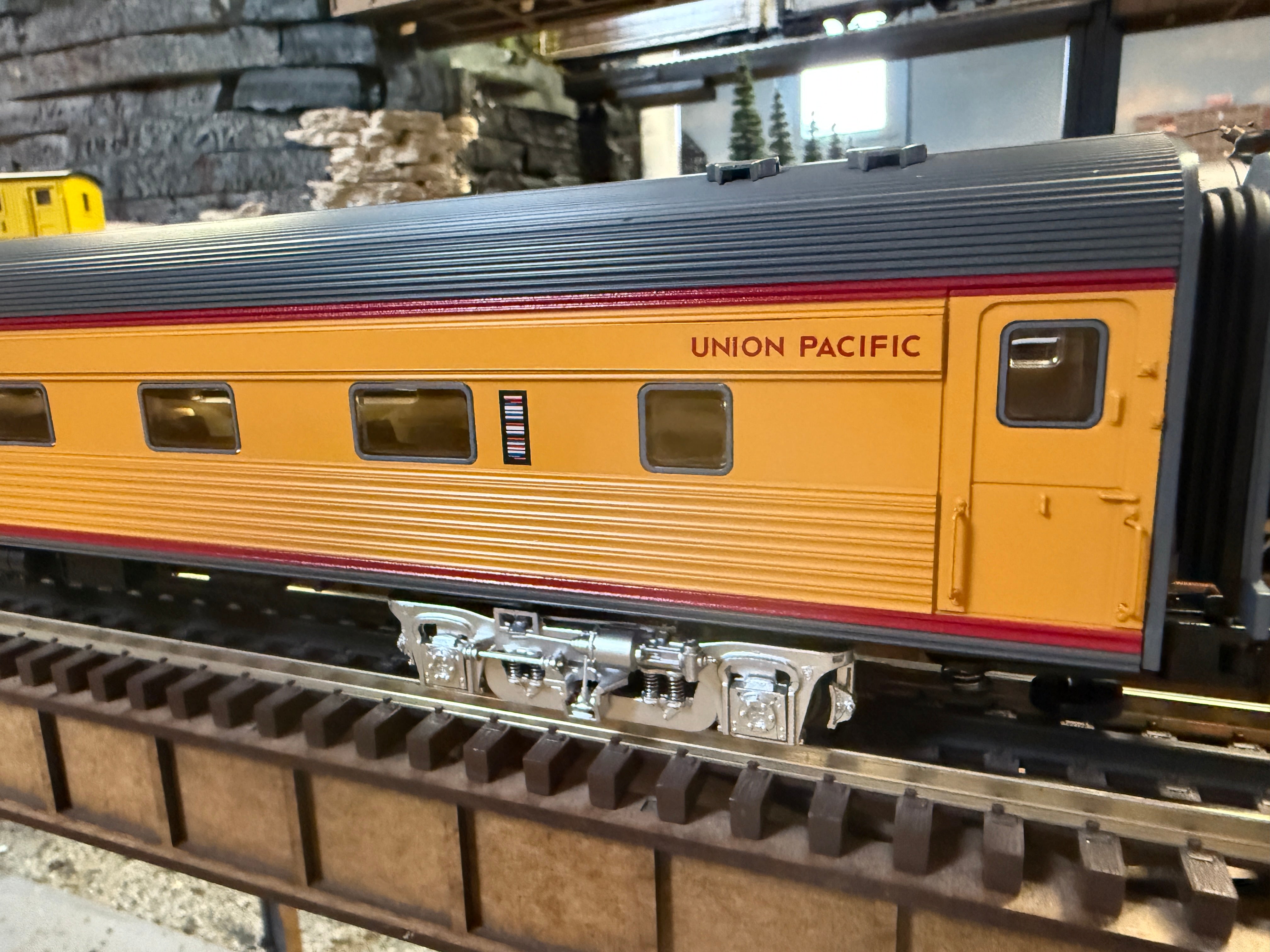 Lionel 2527360 - Vision Line 21" Passenger Car Set "Amtrak" (2-Car) Rainbow, Phase I