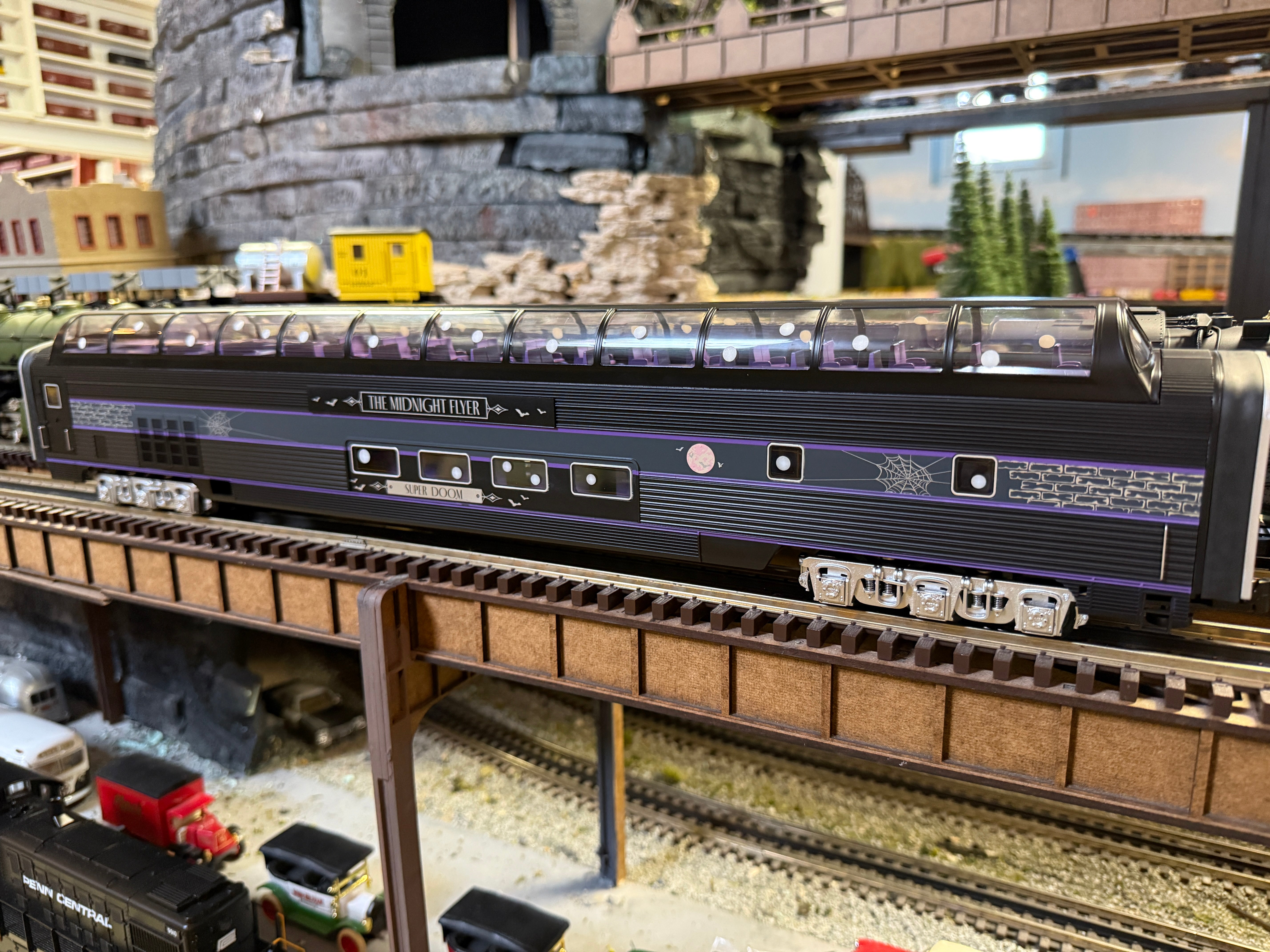 Lionel 2527480 - 21" StationSounds Doom Liner Car "Halloween"