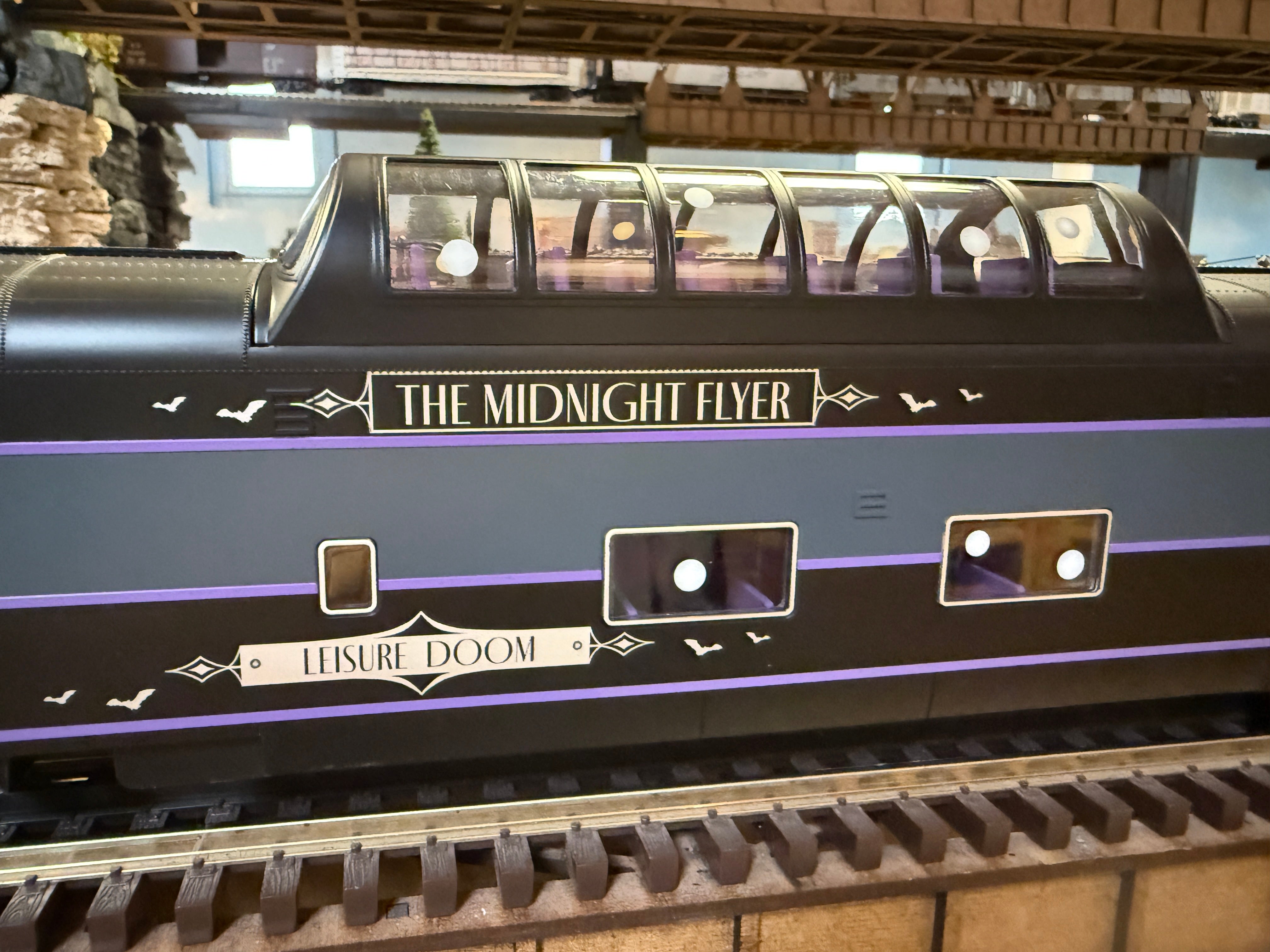 Lionel 2527470 - 21" Passenger Doom Liner Car Set "Halloween" (2-Car)