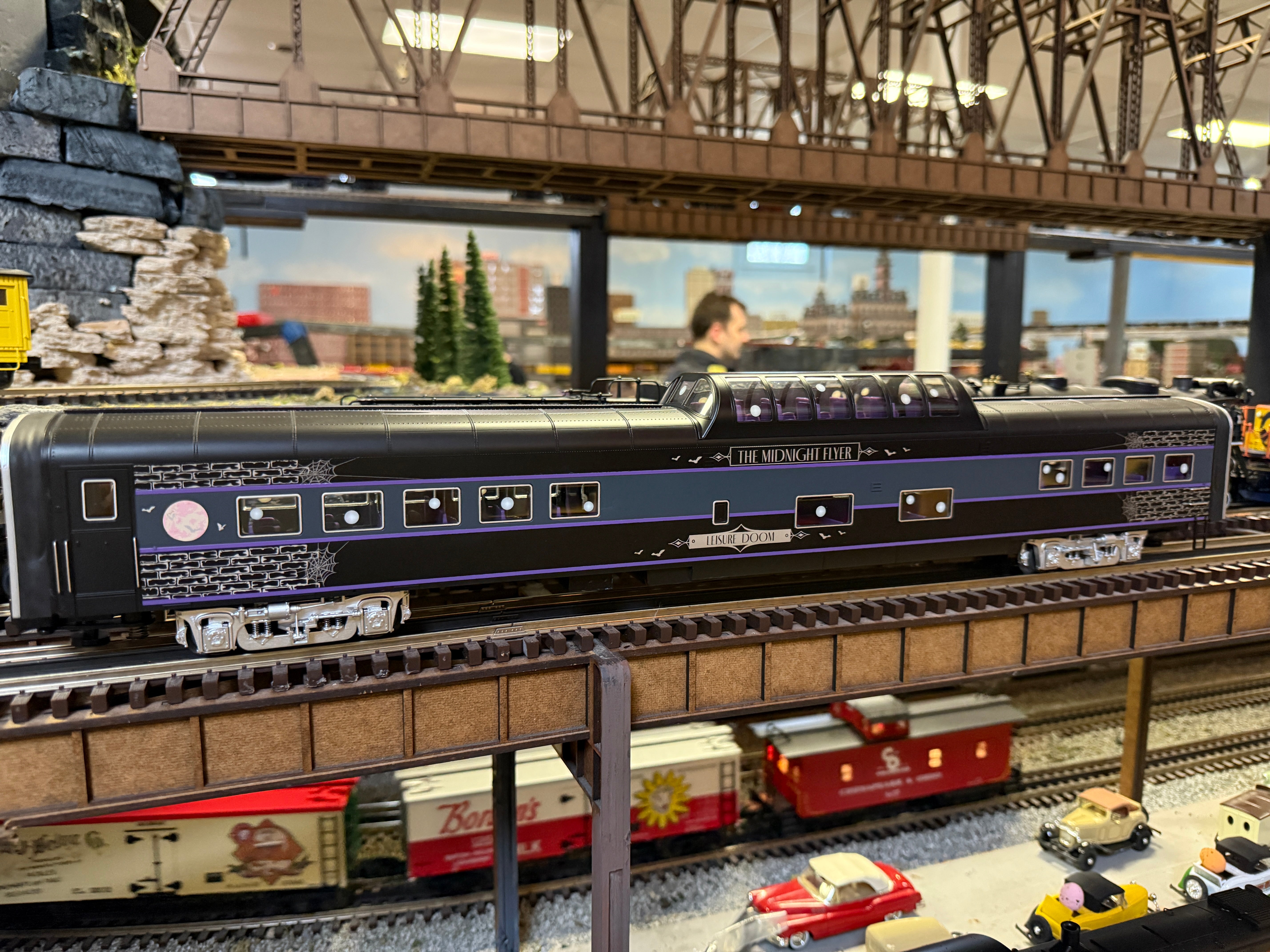 Lionel 2527470 - 21" Passenger Doom Liner Car Set "Halloween" (2-Car)