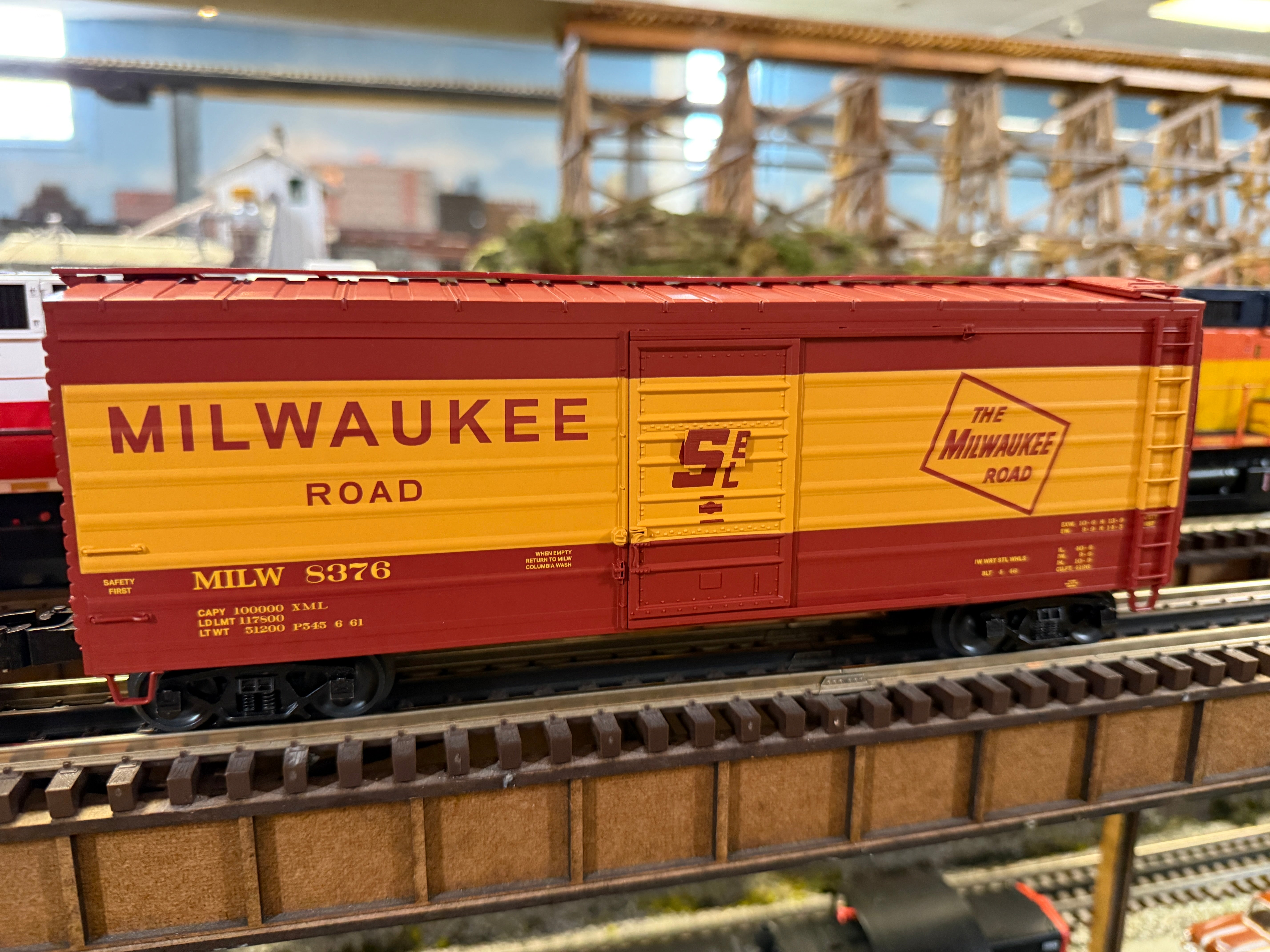 Lionel 2542052 - Rib-Side Boxcar "Milwaukee Road" #8376 (yellow band)