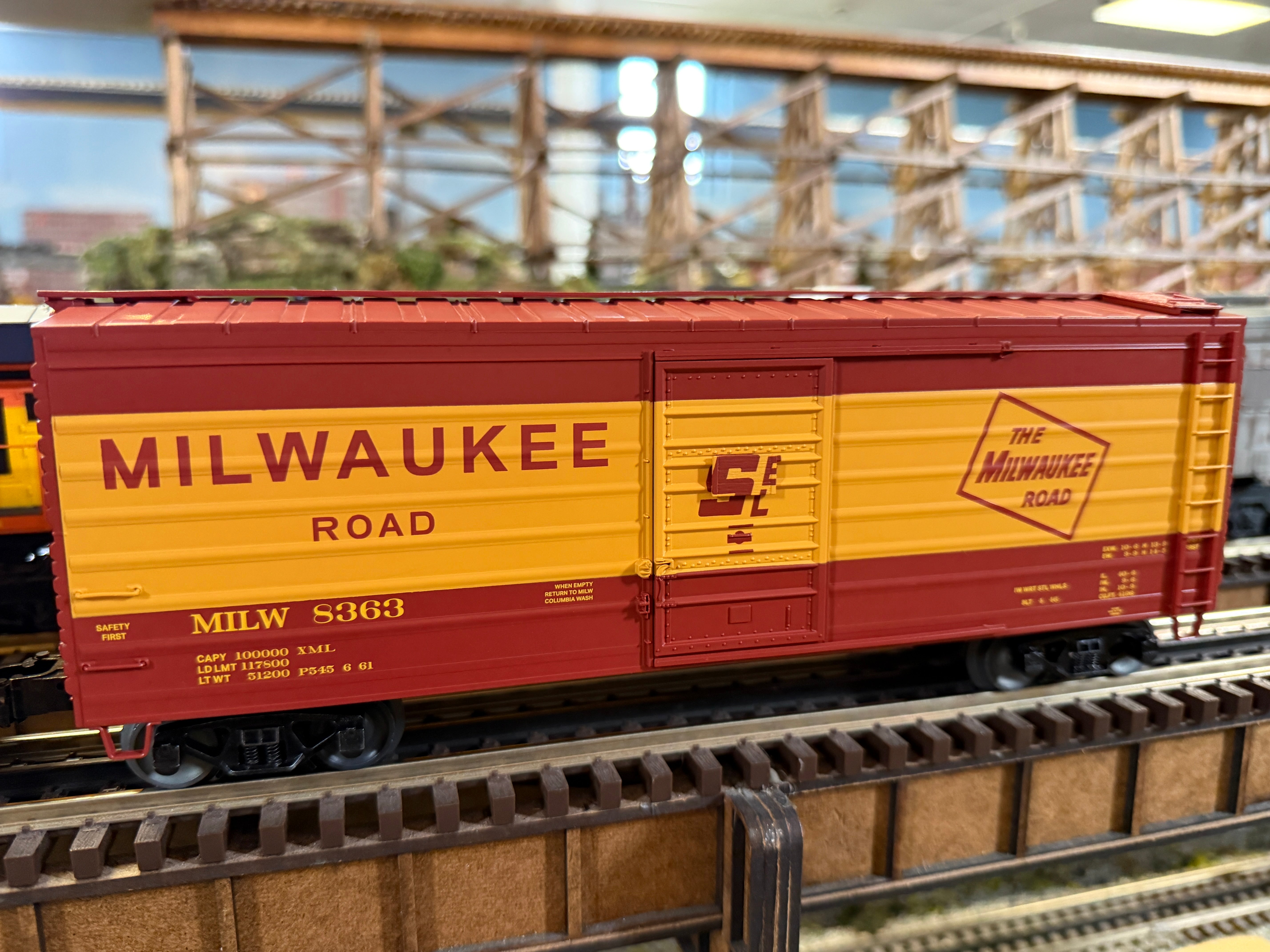 Lionel 2542051 - Rib-Side Boxcar "Milwaukee Road" #8363 (yellow band)