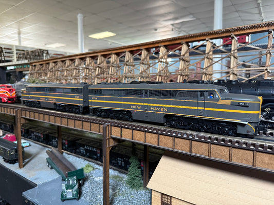 Lionel 2533290 - Legacy - PA AA Diesel Locomotive "New Haven" #764/765 - MrMuffin'sTrains
