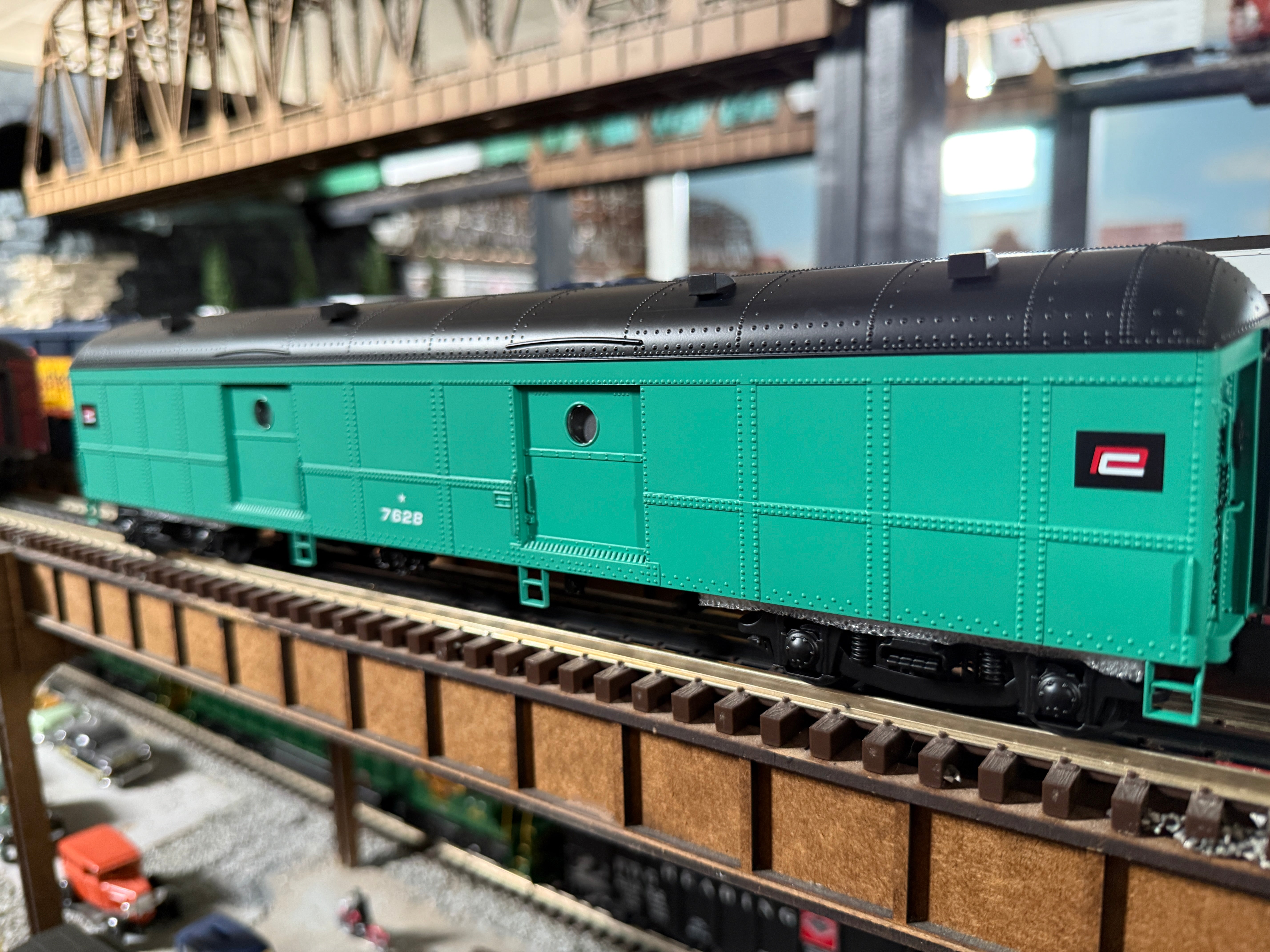 Lionel 2527330 - Vision Line B60 Baggage Car "Penn Central" #7628