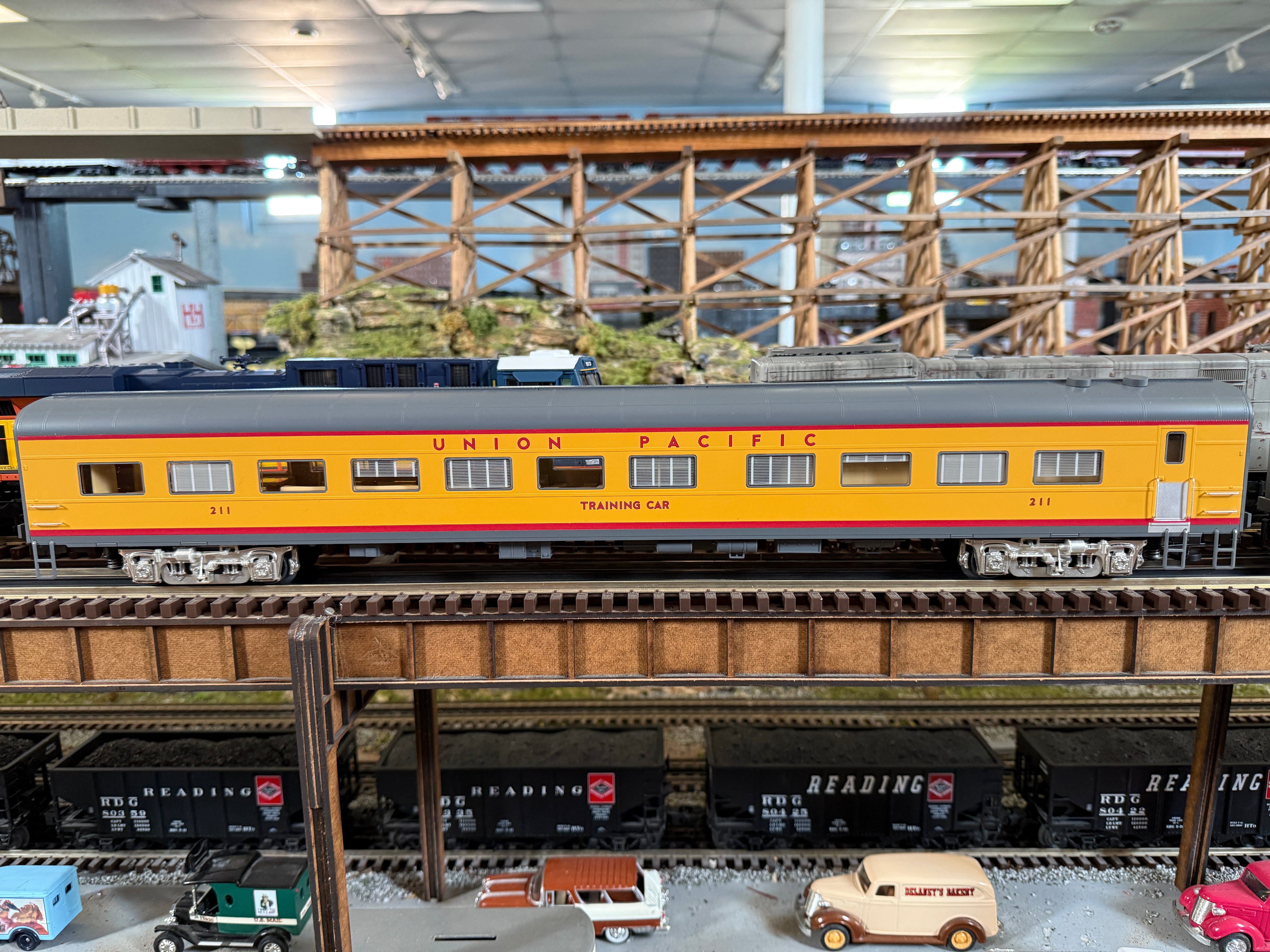 Lionel 2427240 - 21" Training Car "Union Pacific" #211, with sound