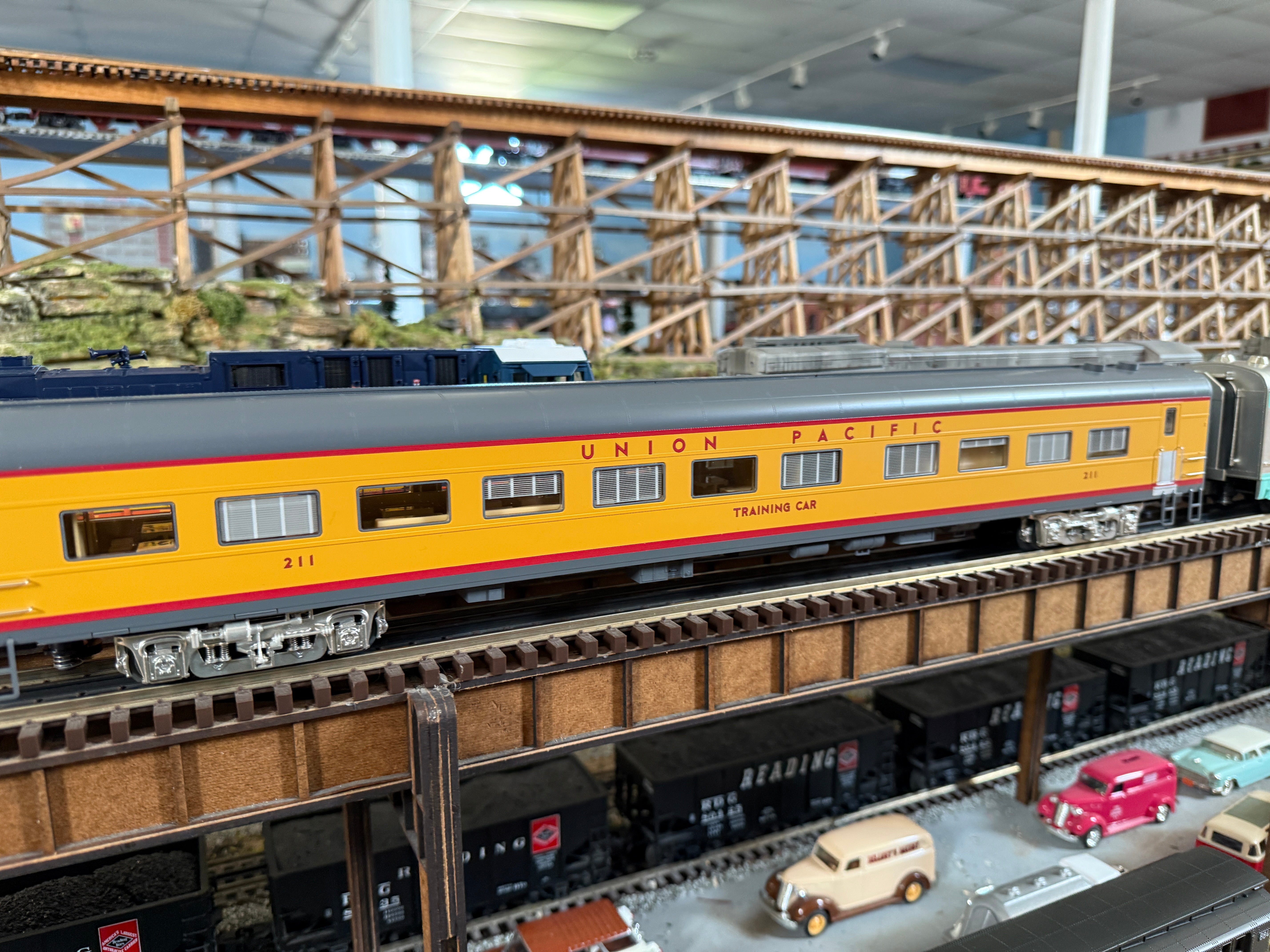 Lionel 2427240 - 21" Training Car "Union Pacific" #211, with sound