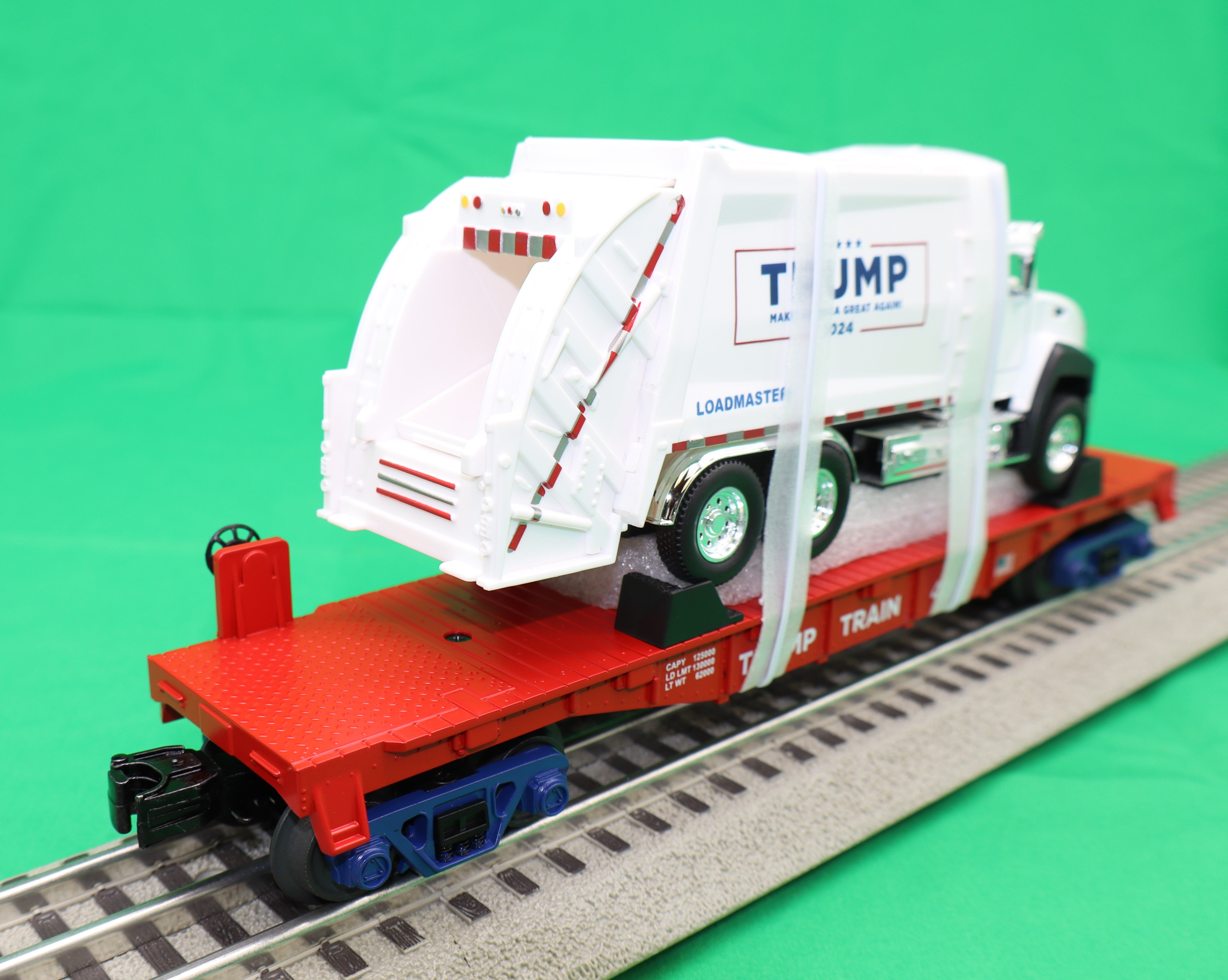 MTH 30-76928 - Flat Car "Donald J. Trump" #4547 w/ Garbage Truck
