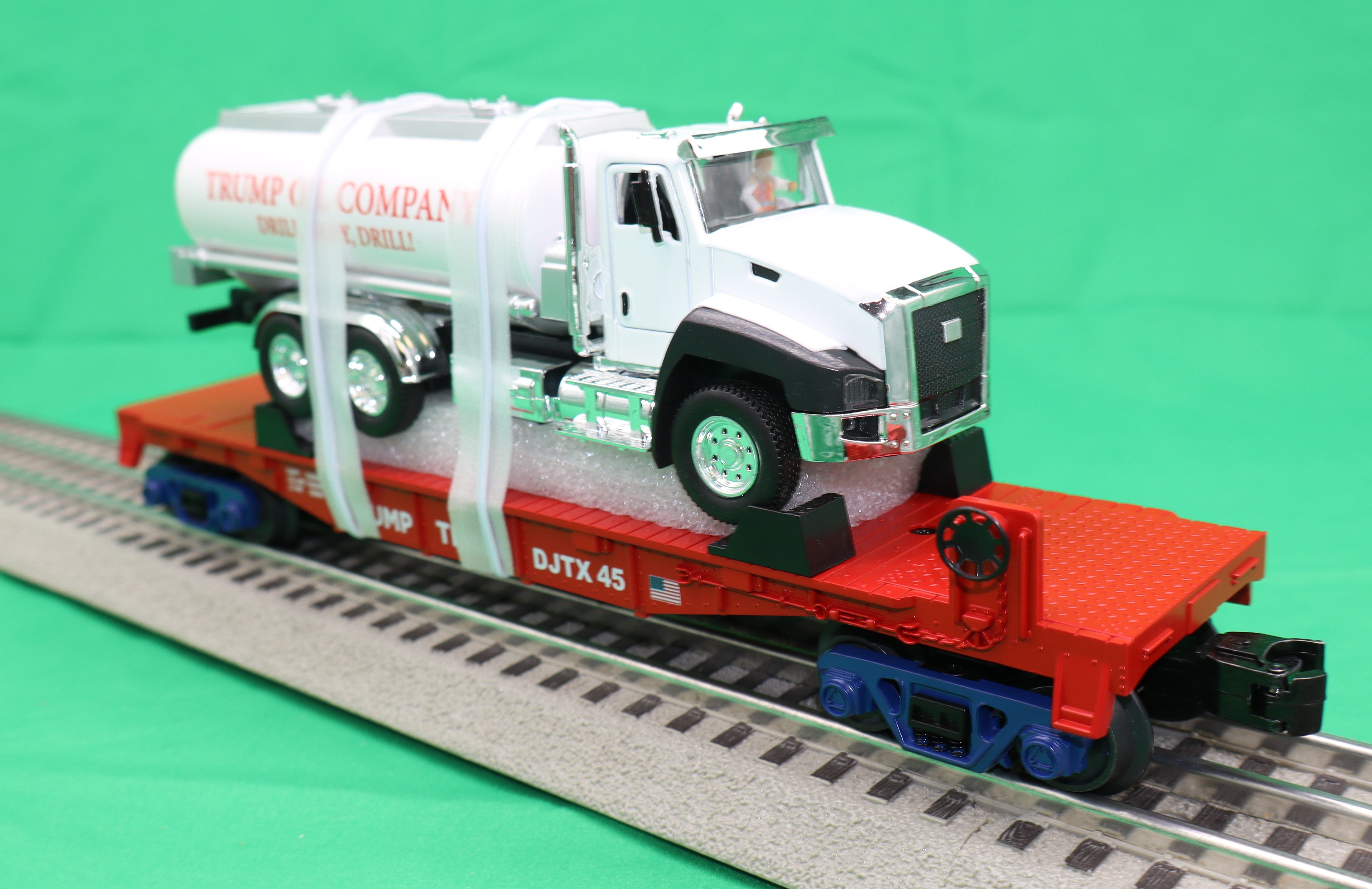 MTH 30-76938 - Flat Car "Donald J. Trump" #DJTX 45 w/ Tanker Truck