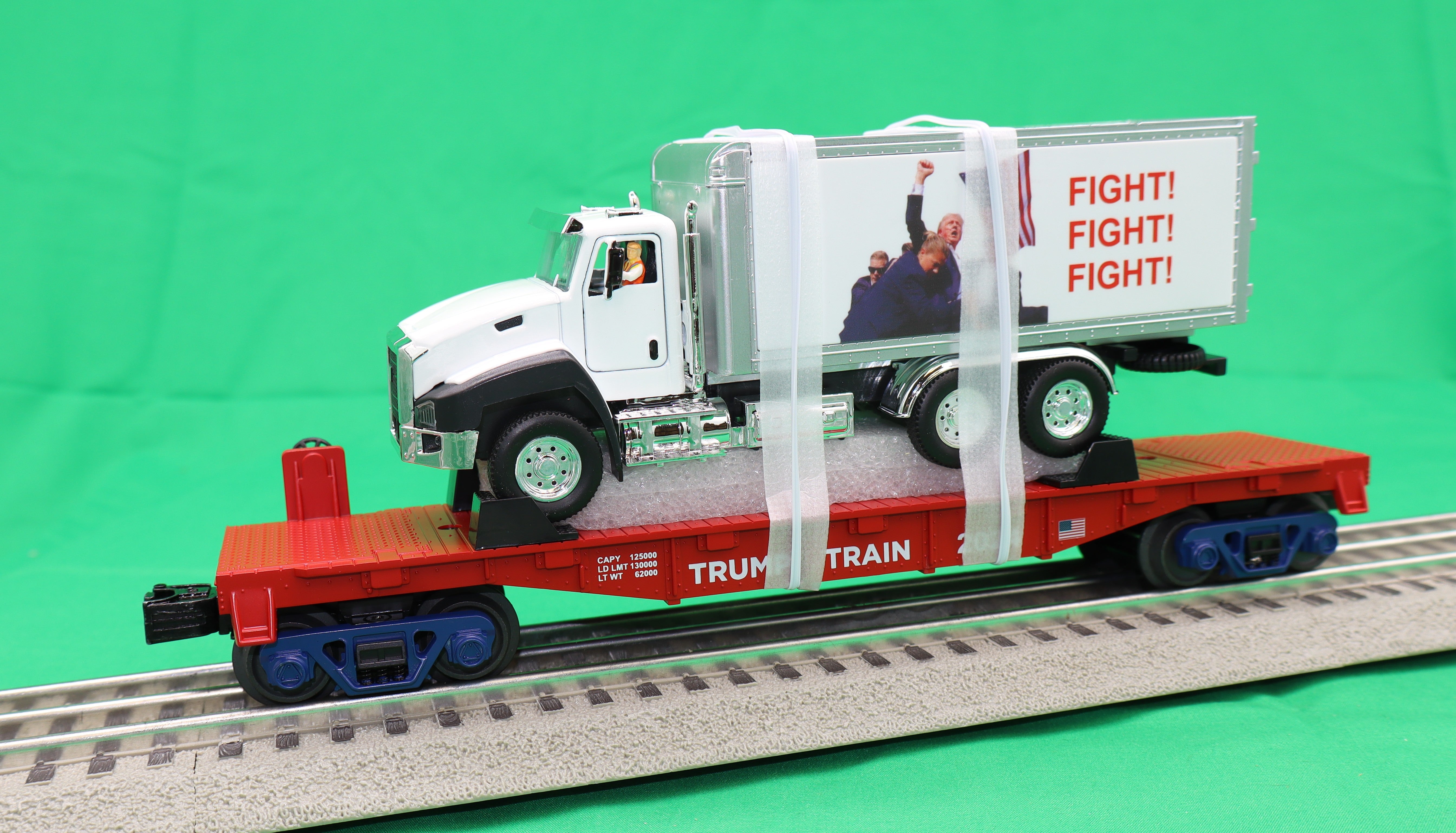 MTH 30-76937 - Flat Car "Donald J. Trump" #2024 w/ Box Truck