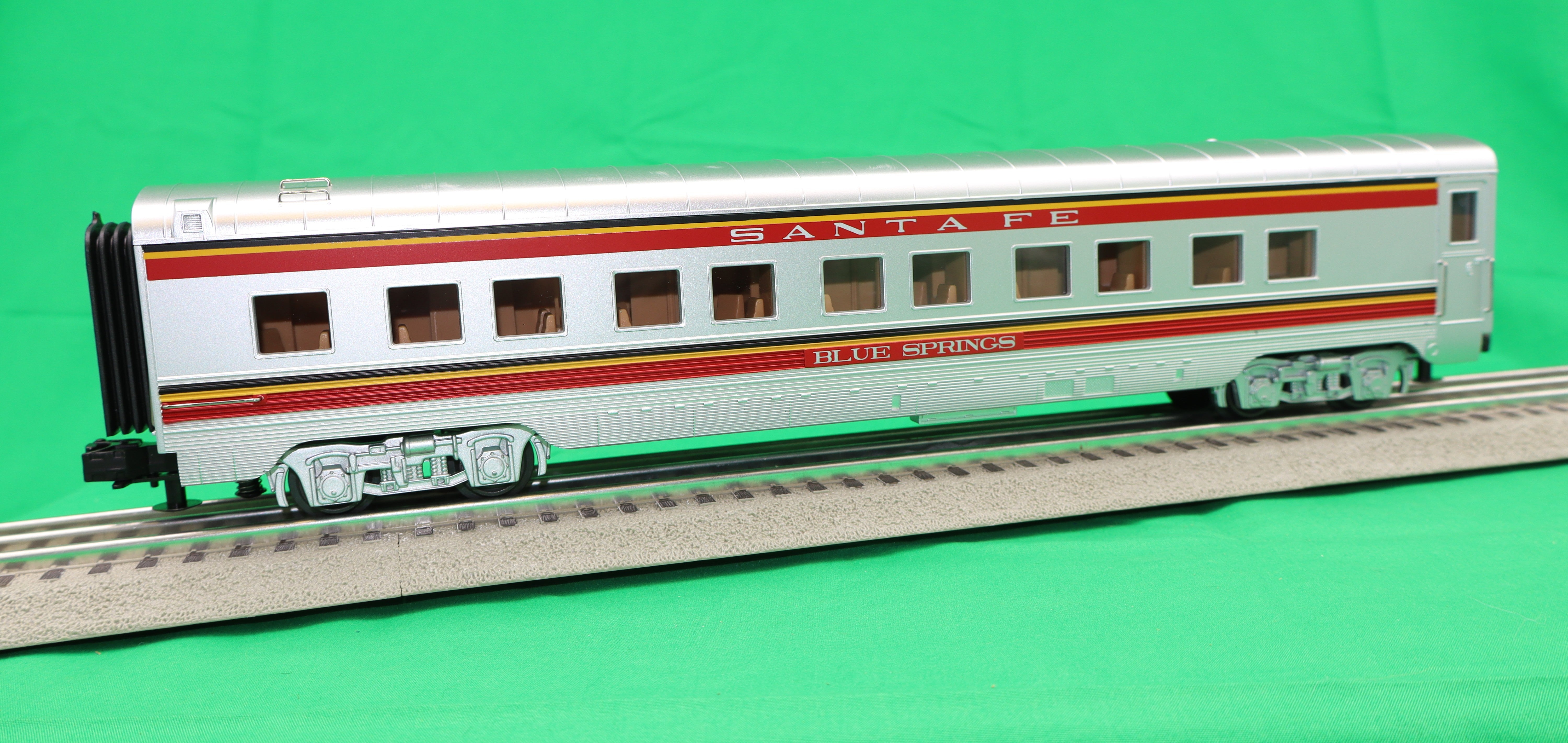 MTH 30-68241 - 60’ Streamlined Sleeper/Diner Cars "Santa Fe" War Bonnet (2-Car)