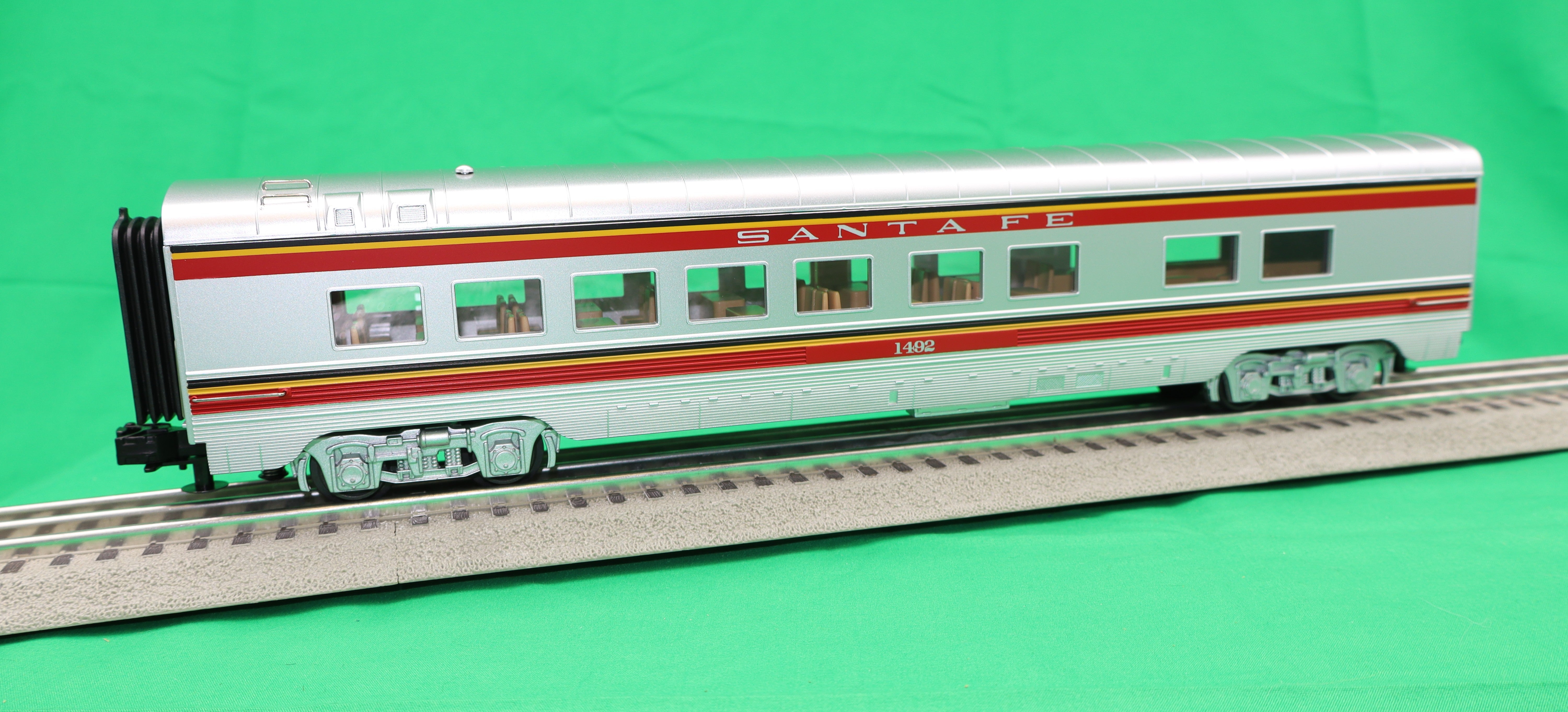 MTH 30-68241 - 60’ Streamlined Sleeper/Diner Cars "Santa Fe" War Bonnet (2-Car)