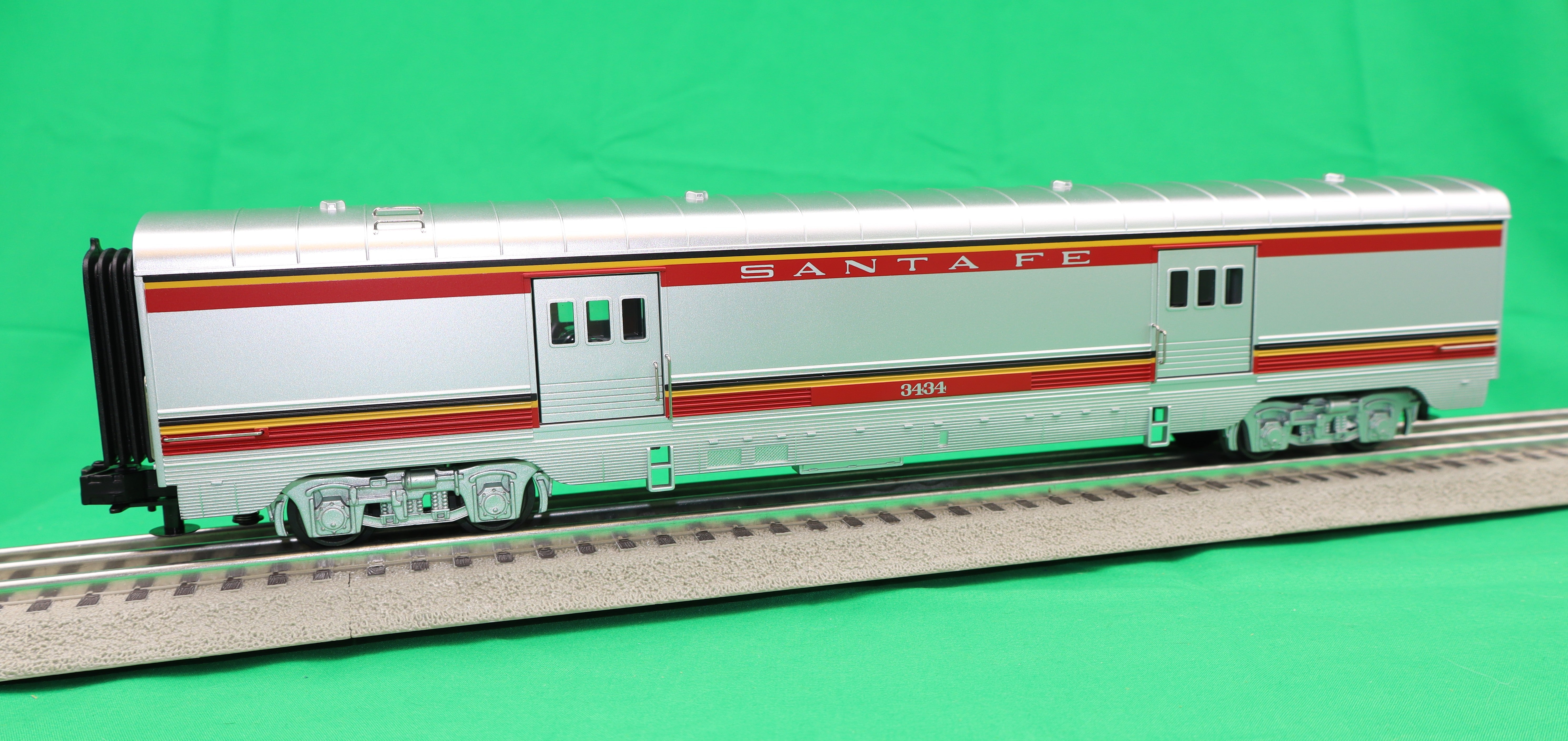 MTH 30-68240 - 60’ Streamlined Passenger Set "Santa Fe" War Bonnet (4-Car)
