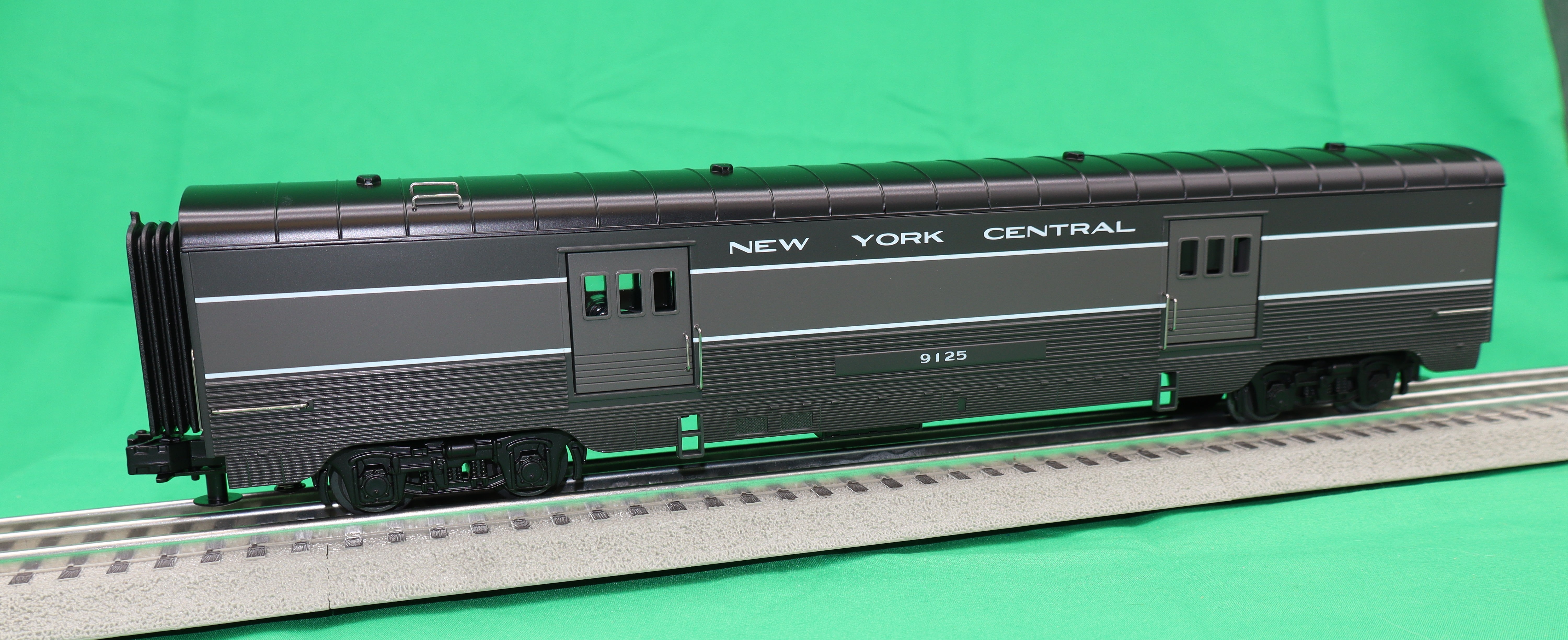MTH 30-68244 - 60’ Streamlined Passenger Set "New York Central" Lightening Stripe (4-Car)