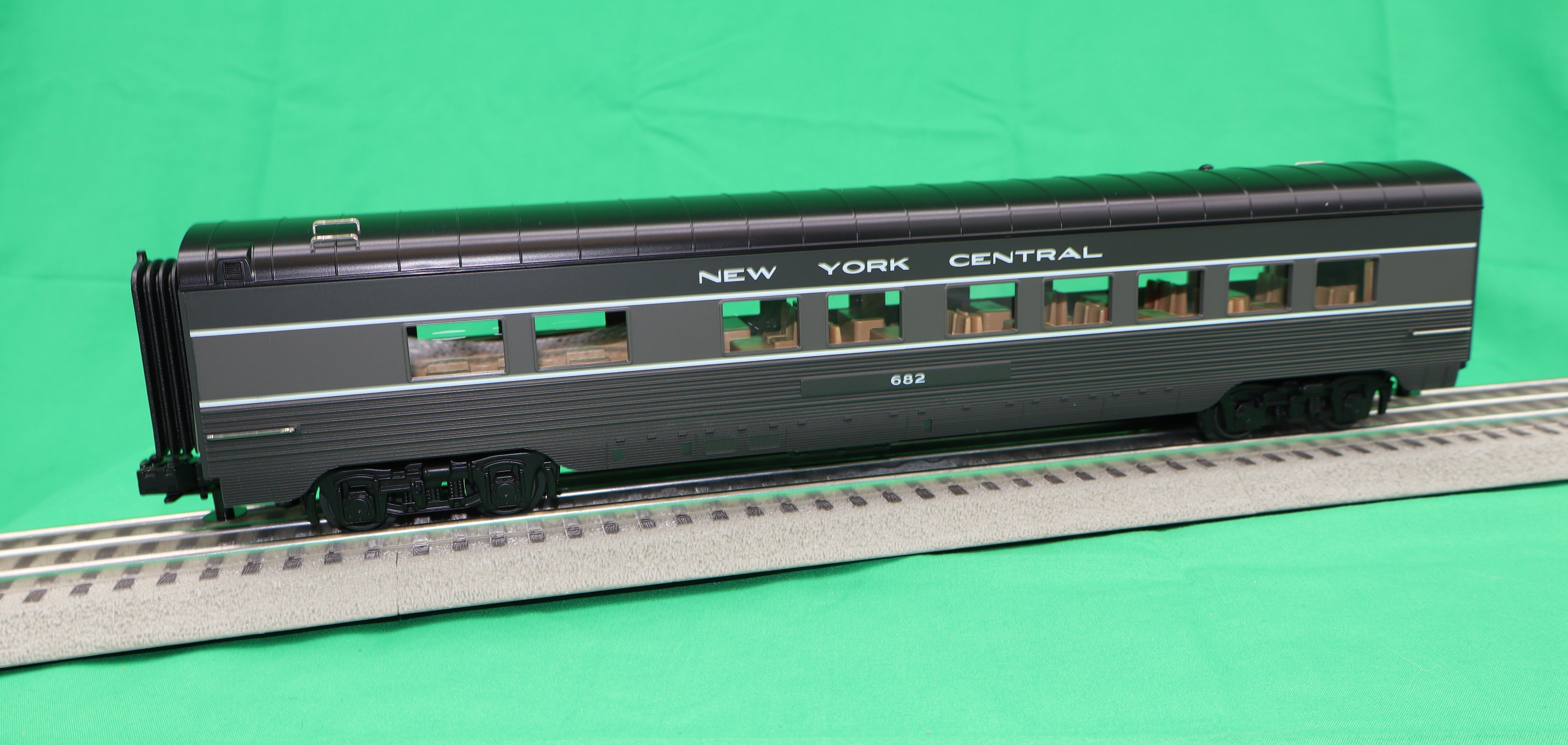 MTH 30-68245 - 60’ Streamlined Sleeper/Diner Cars "New York Central" Lightening Stripe (2-Car)