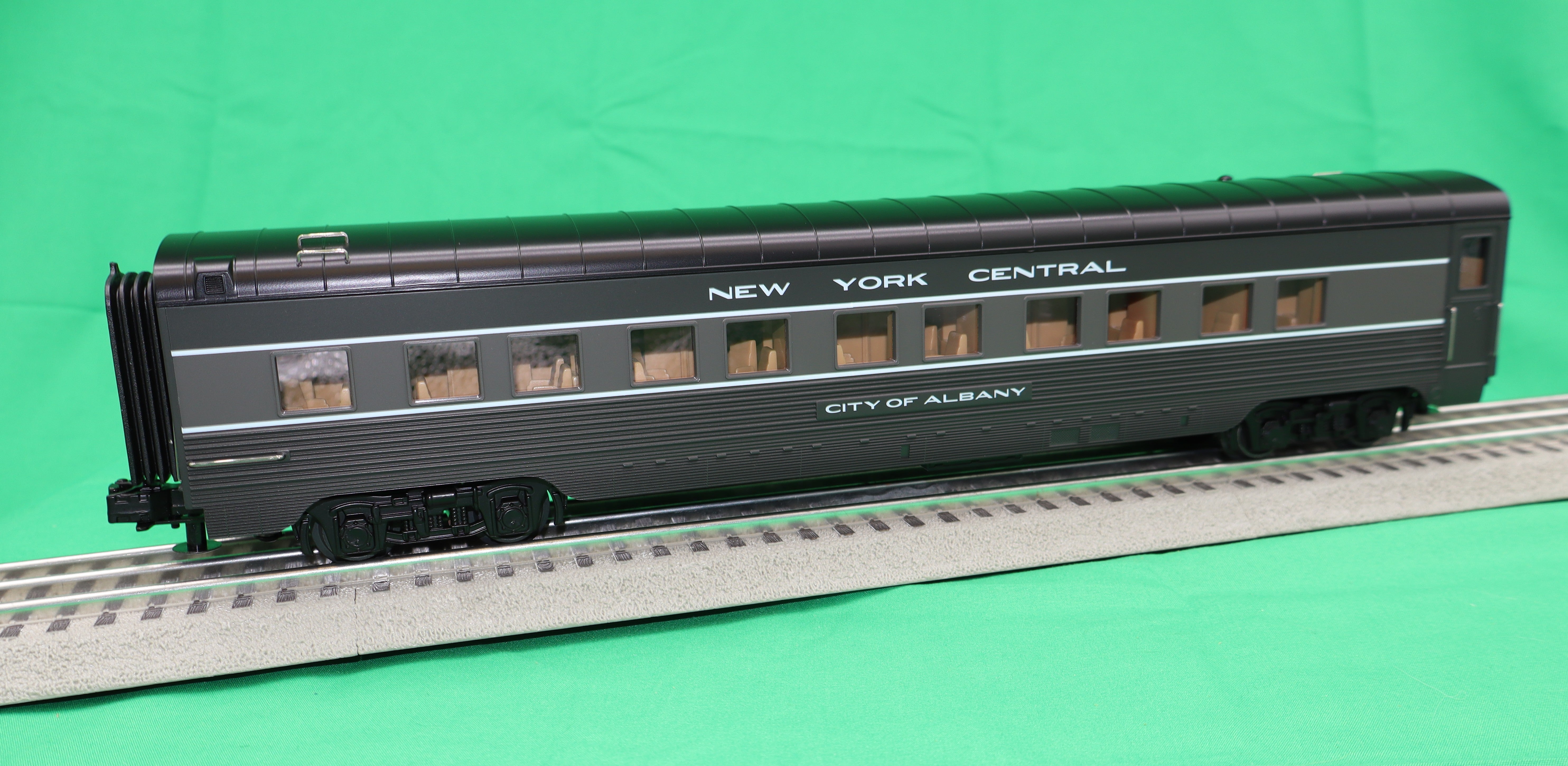 MTH 30-68245 - 60’ Streamlined Sleeper/Diner Cars "New York Central" Lightening Stripe (2-Car)
