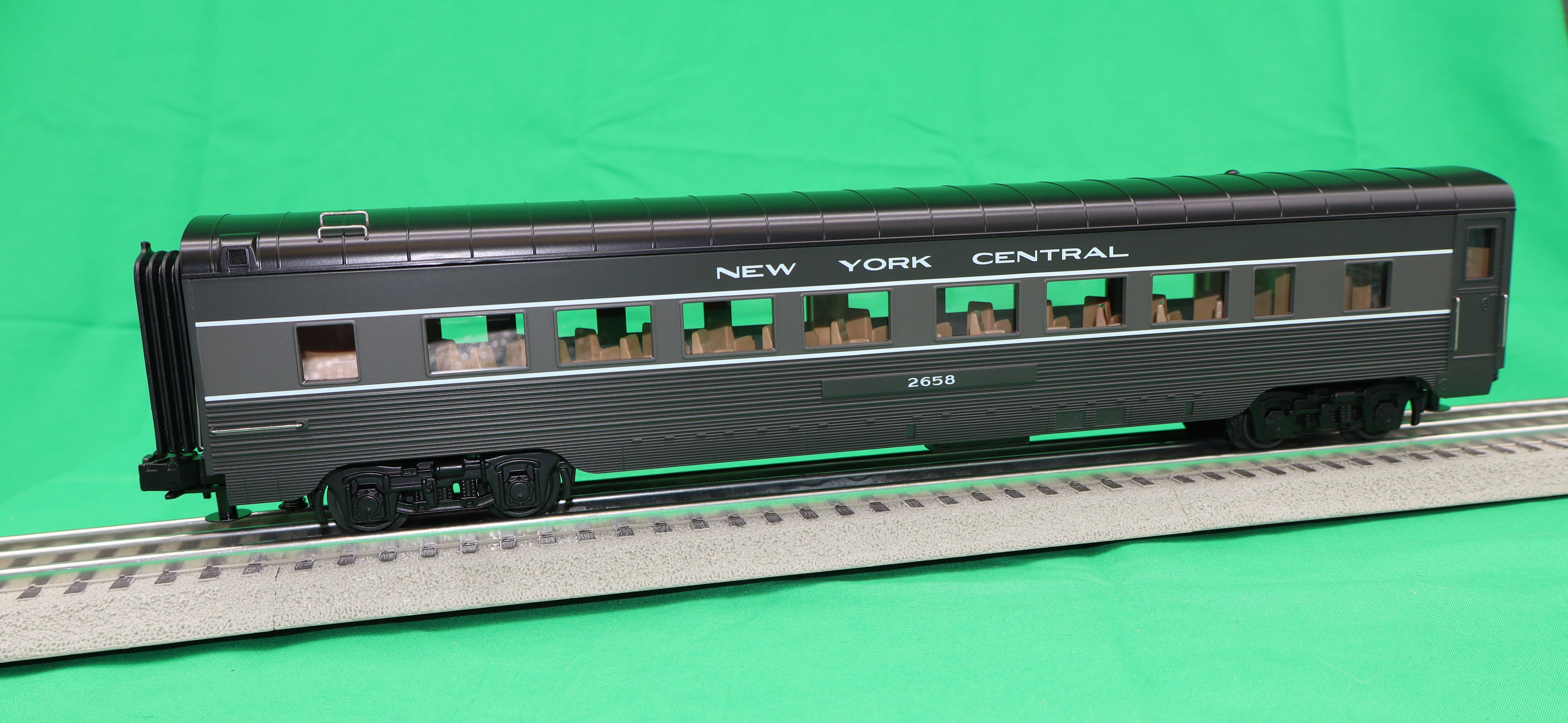 MTH 30-68246 - 60’ Streamlined Coach Car "New York Central" Lightening Stripe