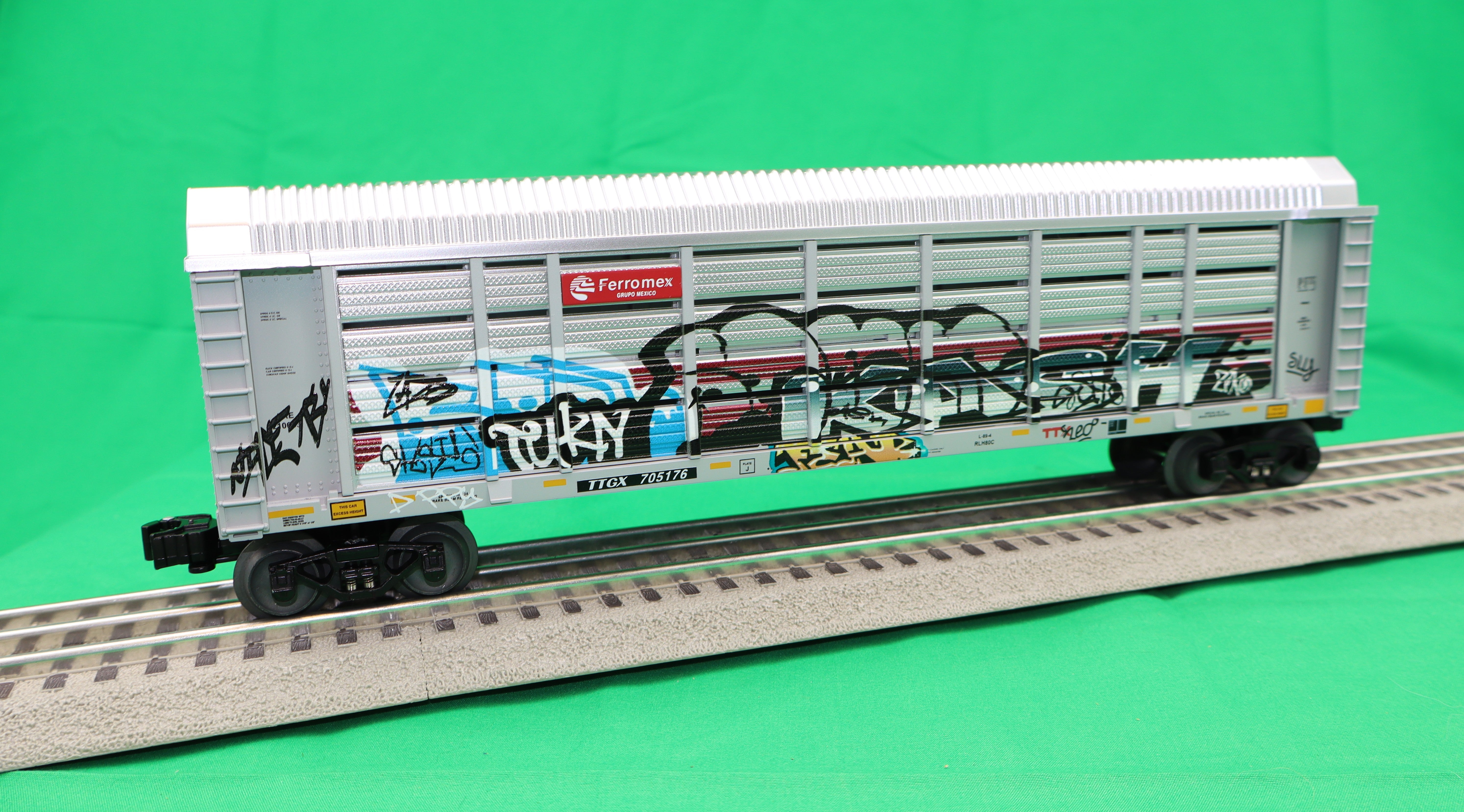 Lionel 2428390 - Auto Rack "Ferromex" (Graffiti)