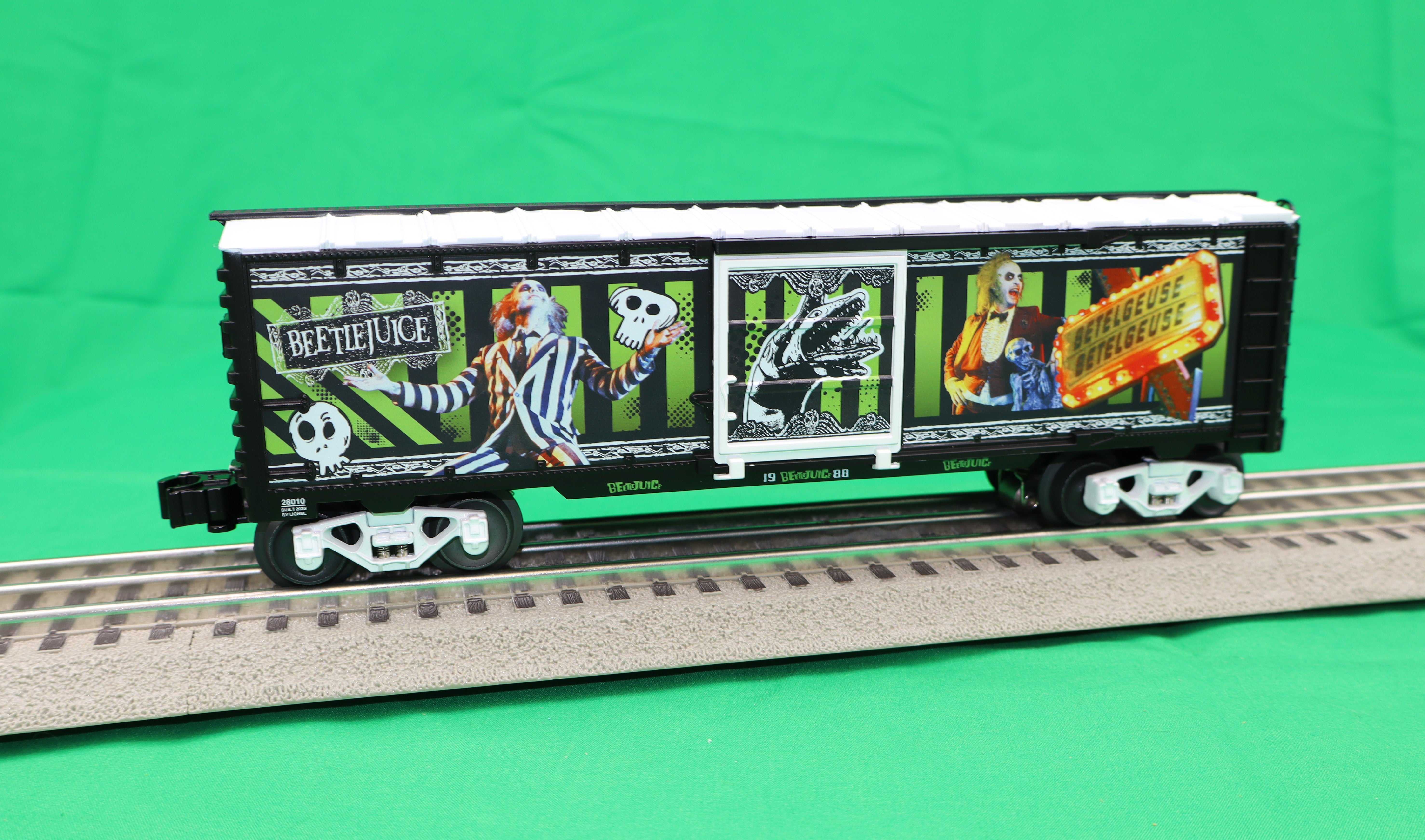 Lionel 2528010 - Lighted Boxcar "Beetlejuice" #1988