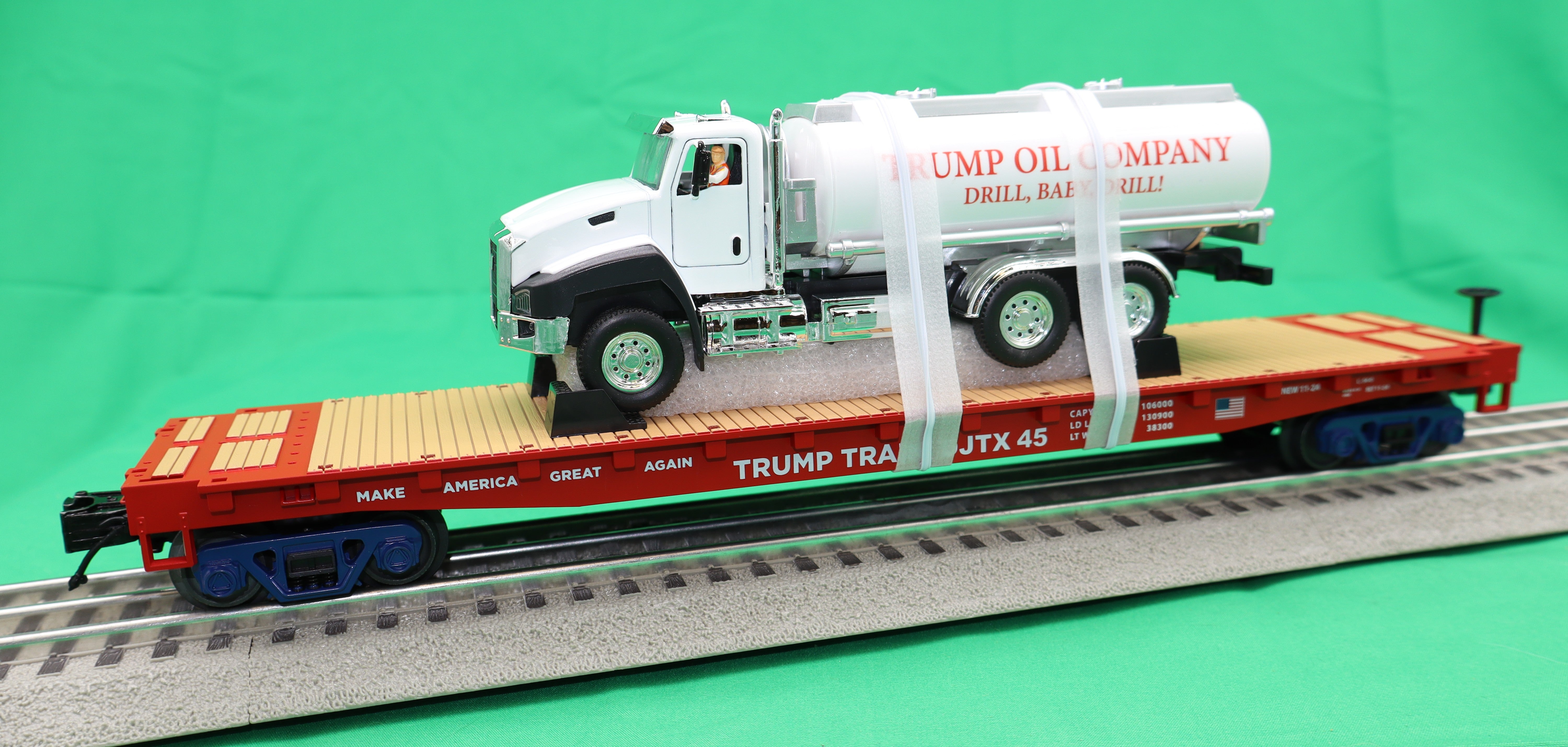 MTH 20-95804 - Flat Car "Donald J. Trump" #DJTX 45 w/ Tanker Truck