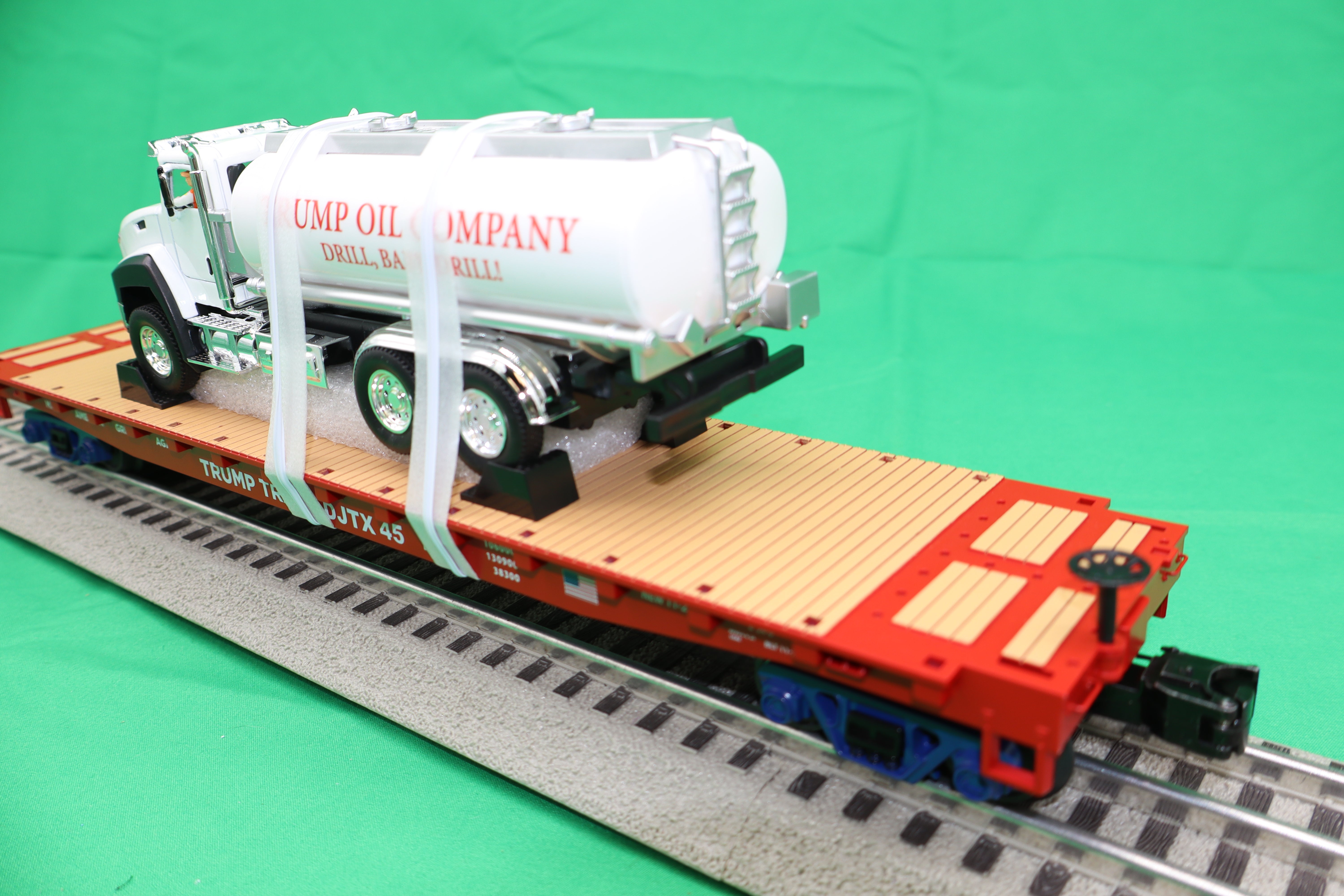MTH 20-95804 - Flat Car "Donald J. Trump" #DJTX 45 w/ Tanker Truck