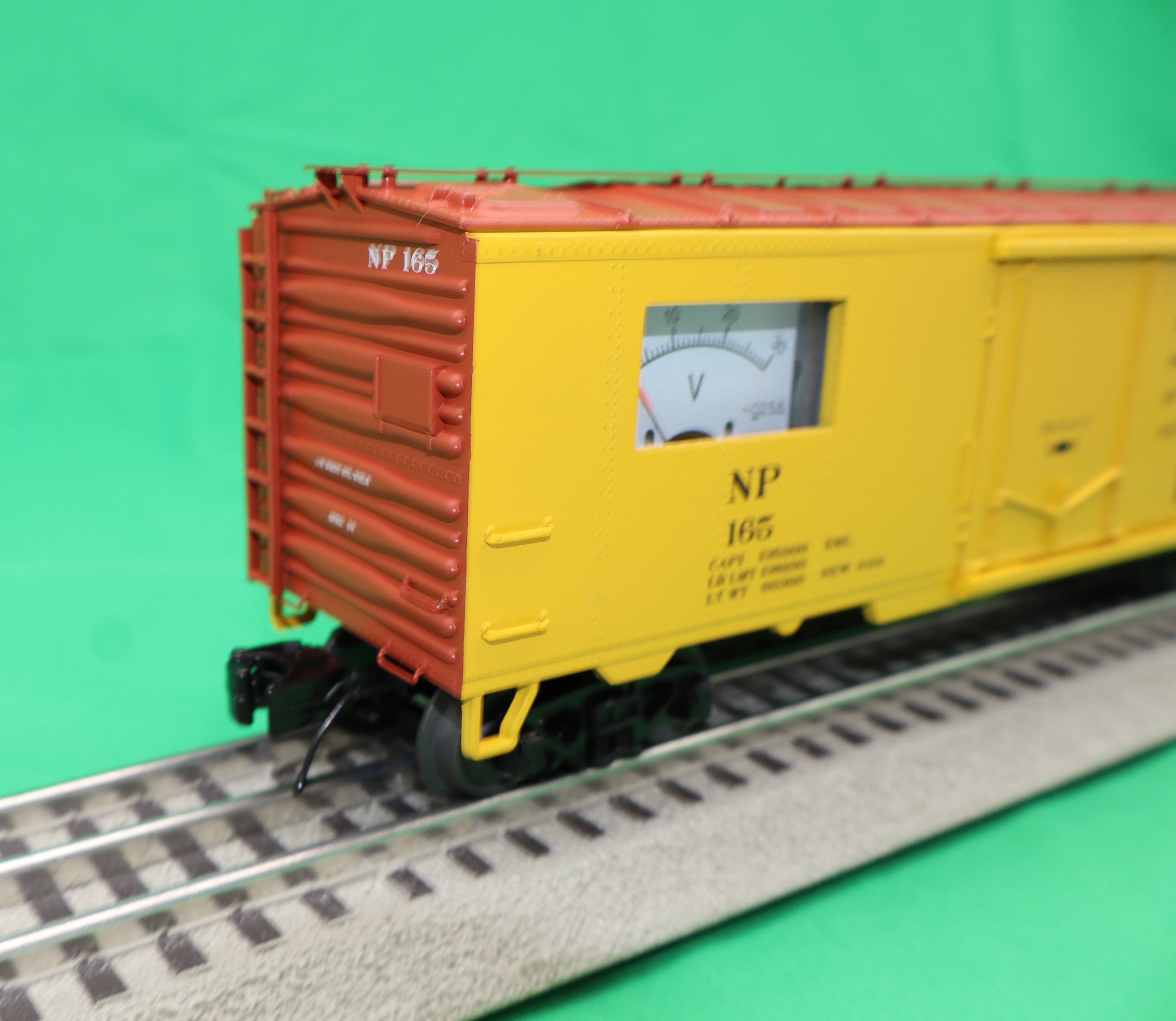 MTH 20-94748 - 40’ Steel Sided Reefer Power Meter Car "Northern Pacific"