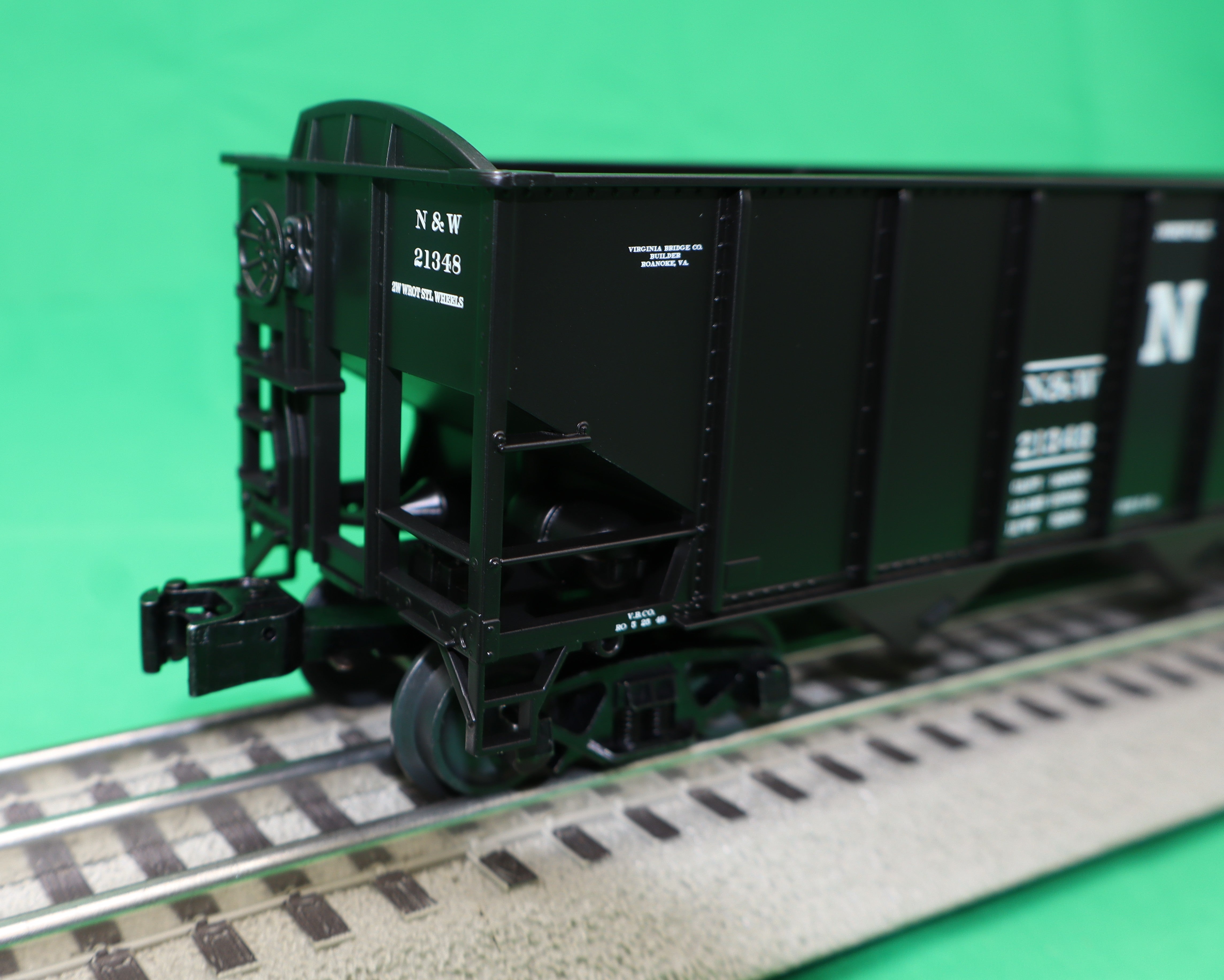 Lionel 2542239 - 3-Bay Hopper w/Peaked Ends "Norfolk & Western" #21348