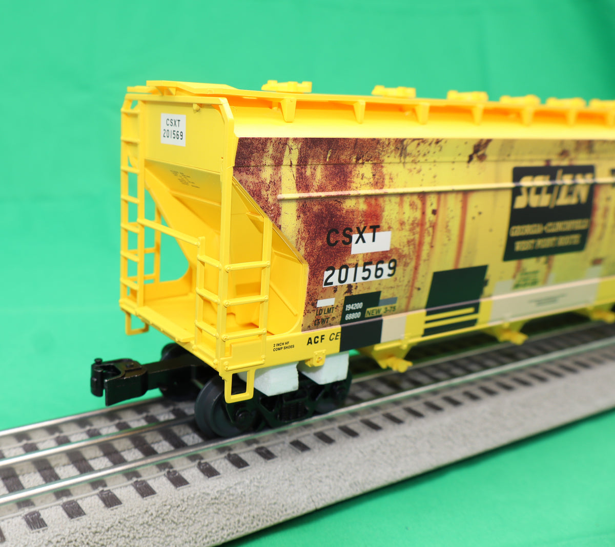 Lionel 2542161 - 4-Bay Centerflow Hopper Car "CSX" #201569 (ACF) Weathered - MrMuffin'sTrains