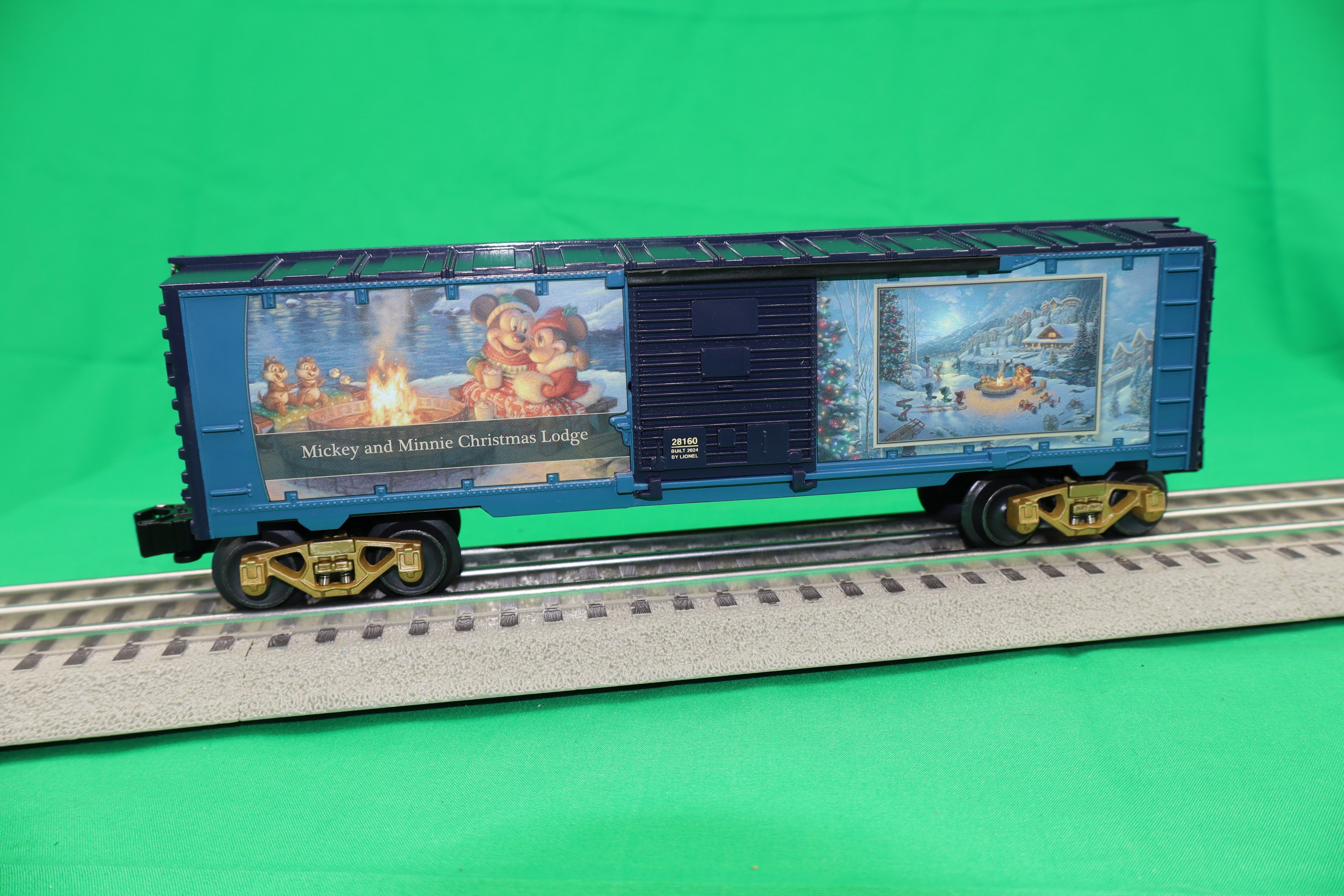 Lionel 2428160 - Thomas Kinkade / Disney - Mickey & Minnie Christmas Lodge Boxcar