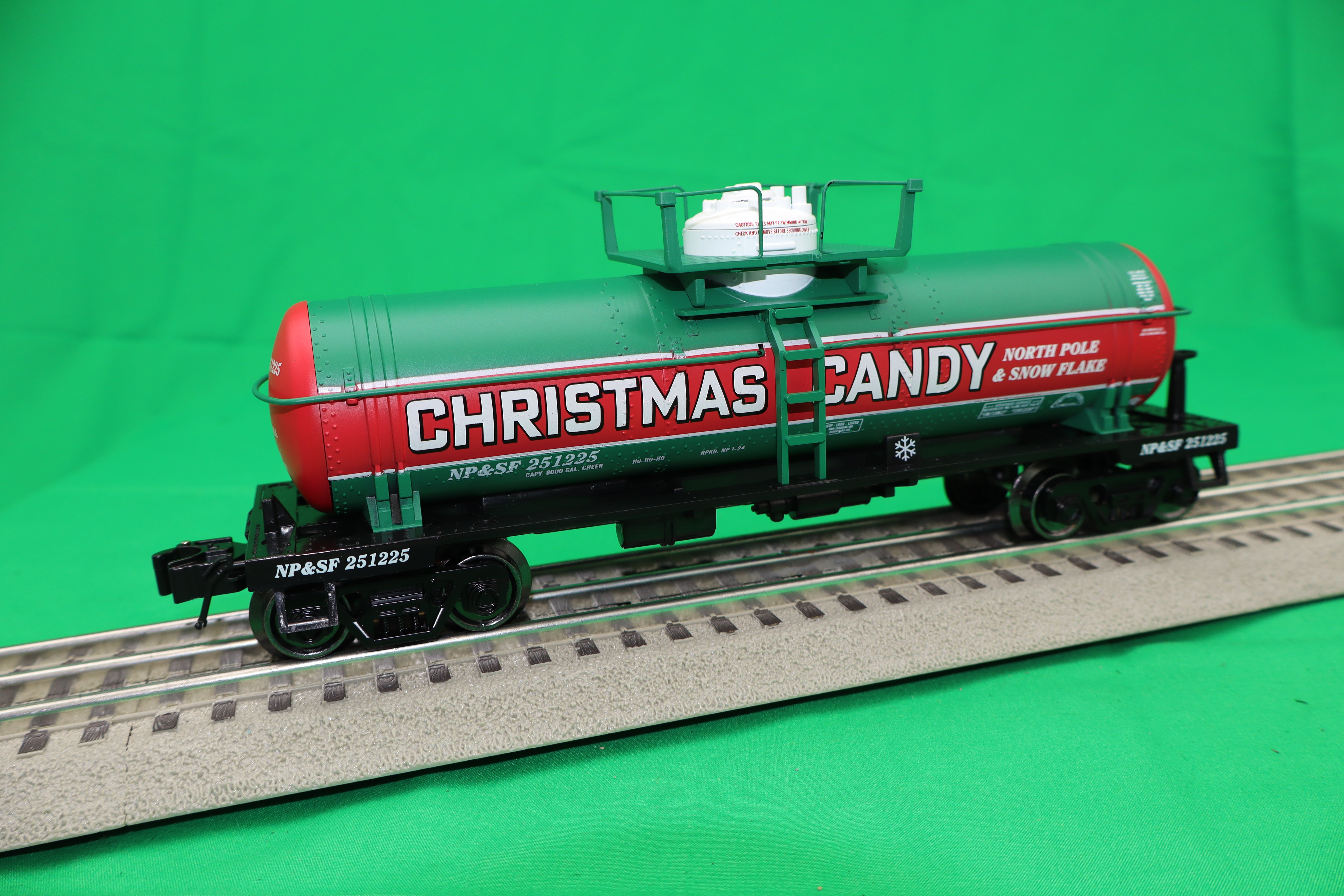 Ready Made Trains RMT-96850-4 - 8000 Gallon Single Dome Tank "Christmas Candy" #251225