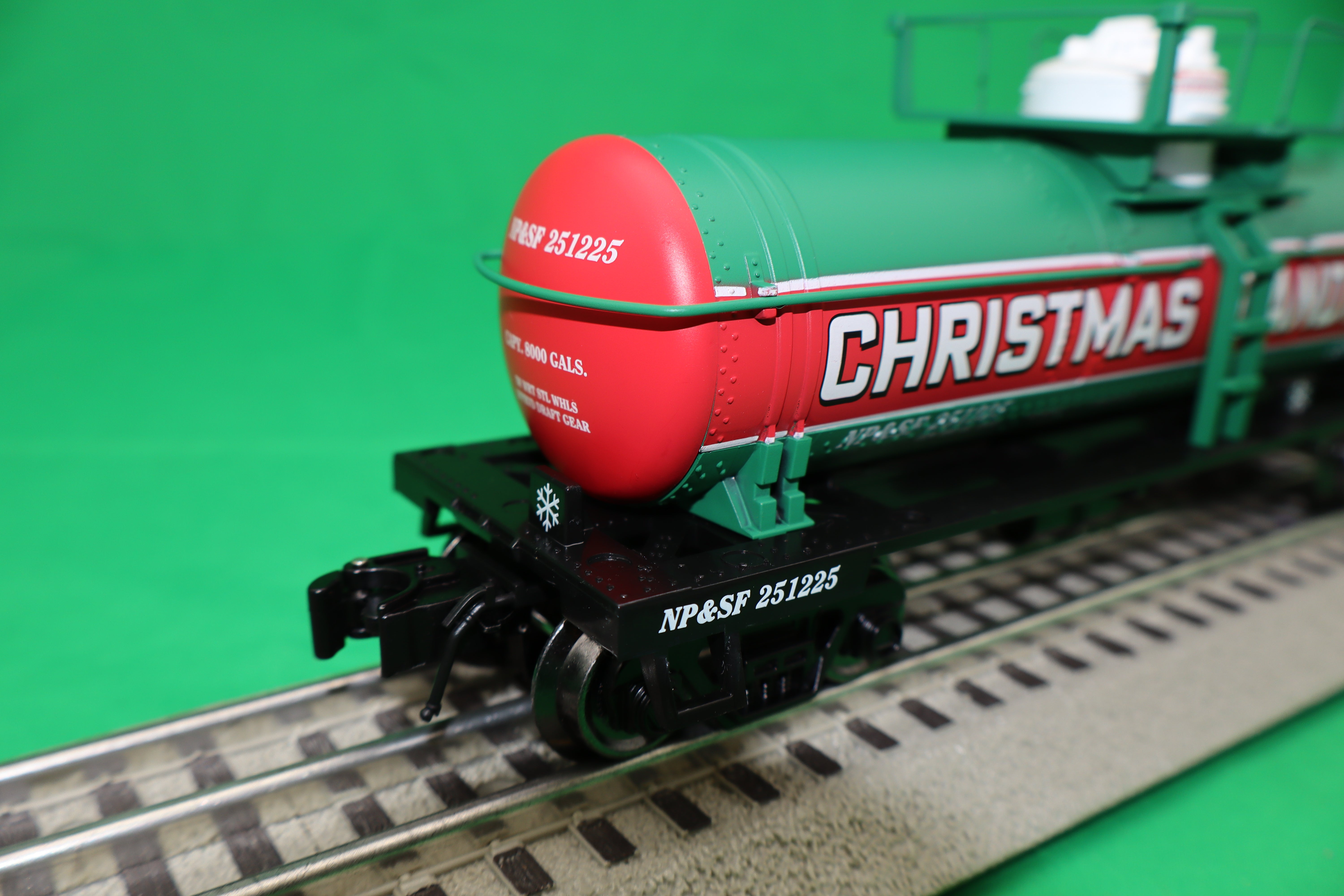 Ready Made Trains RMT-96850-4 - 8000 Gallon Single Dome Tank "Christmas Candy" #251225