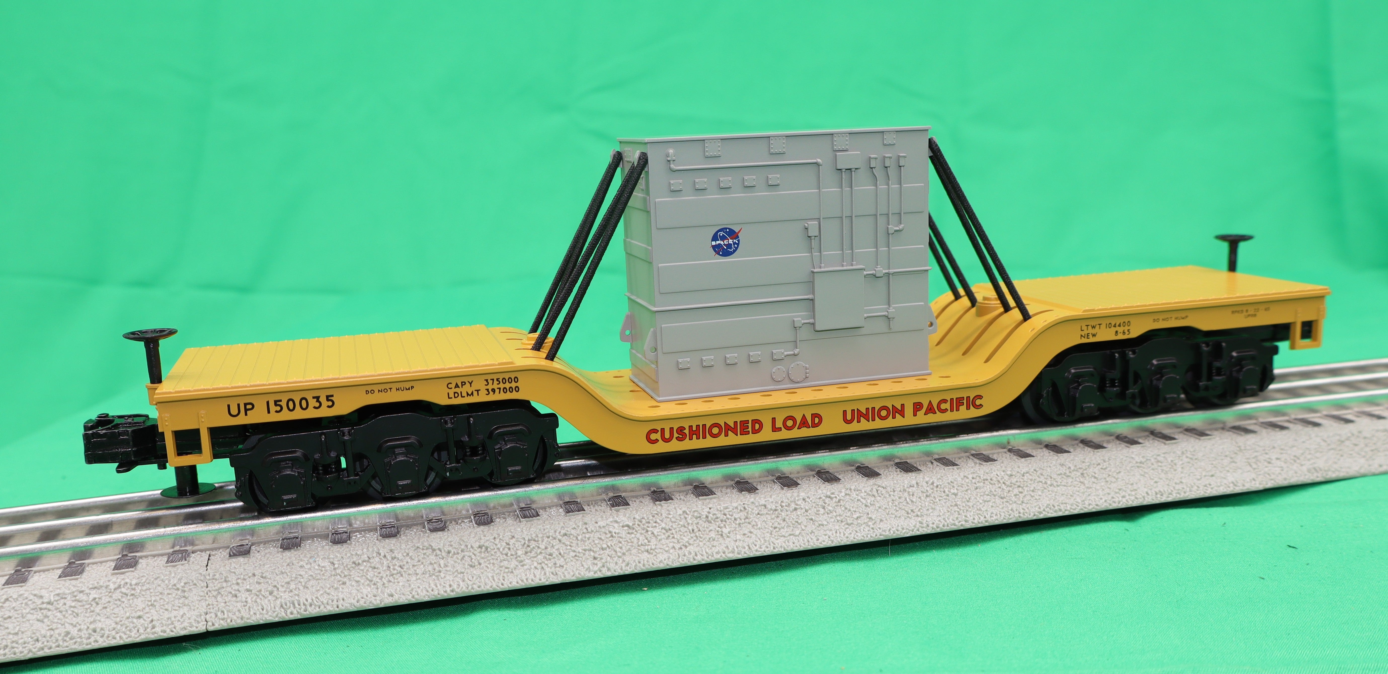 MTH 30-76934 - Dep. Center Flat Car "Union Pacific" #150035 w/ Transformer Load
