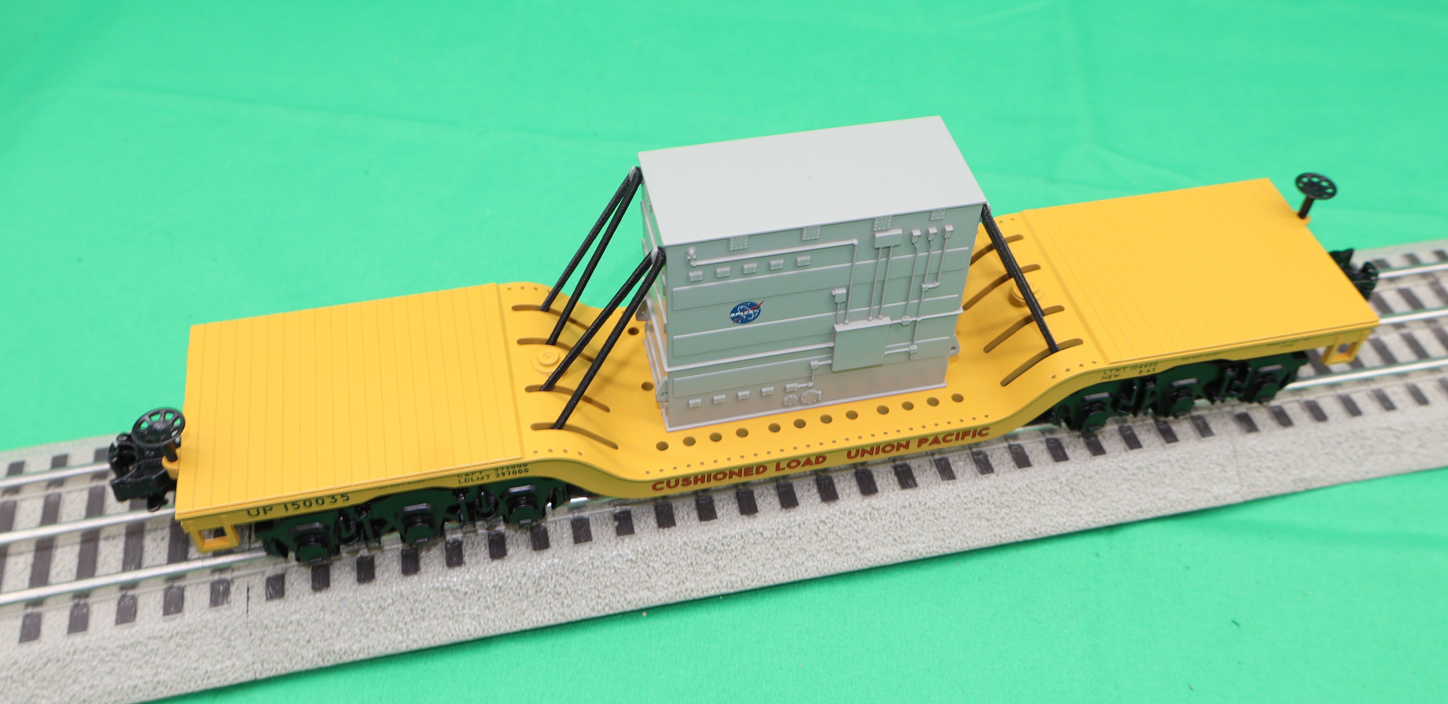 MTH 30-76934 - Dep. Center Flat Car "Union Pacific" #150035 w/ Transformer Load
