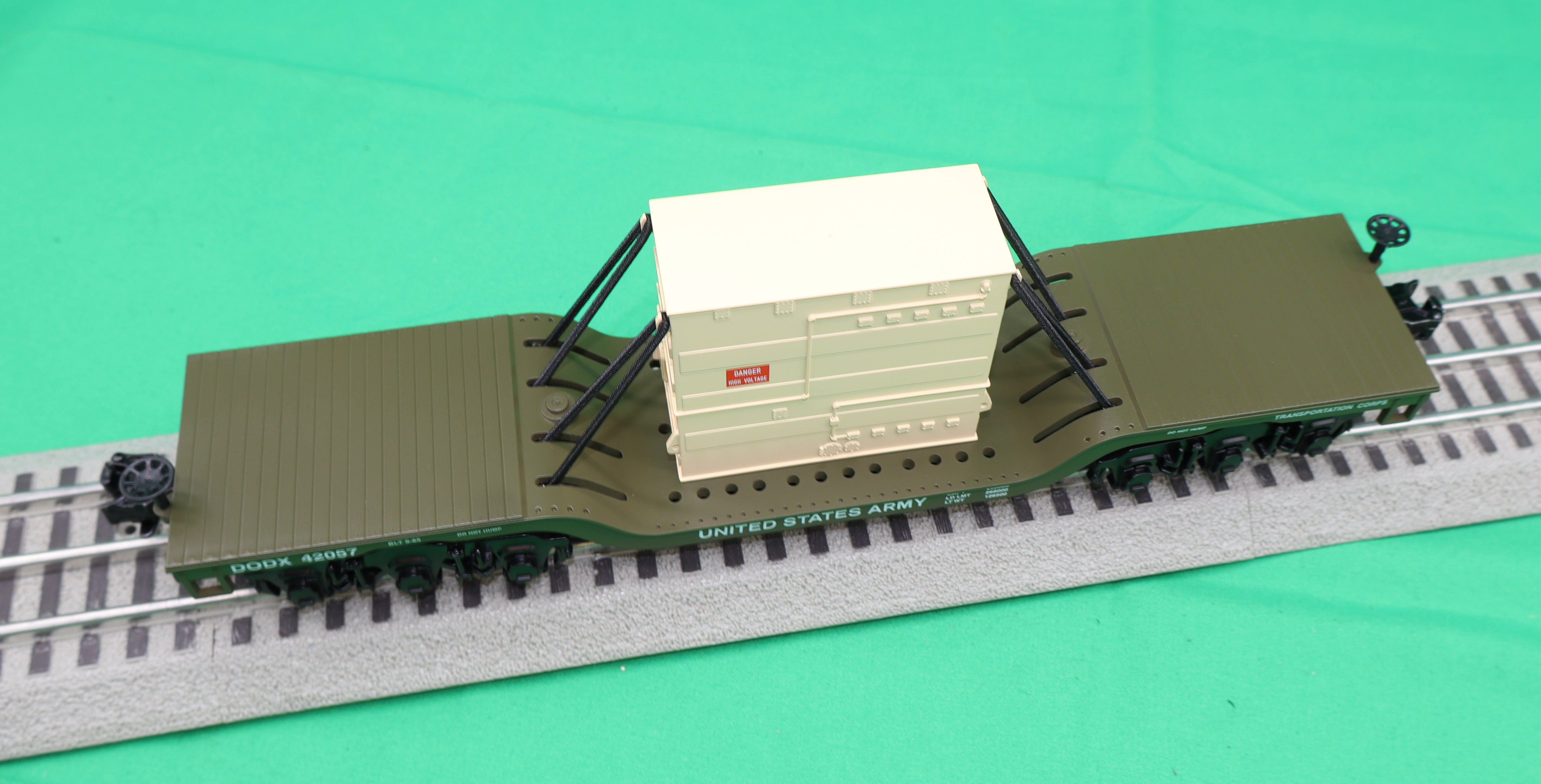 MTH 30-76932 - Dep. Center Flat Car "U.S. Army" #42057 w/ Transformer Load