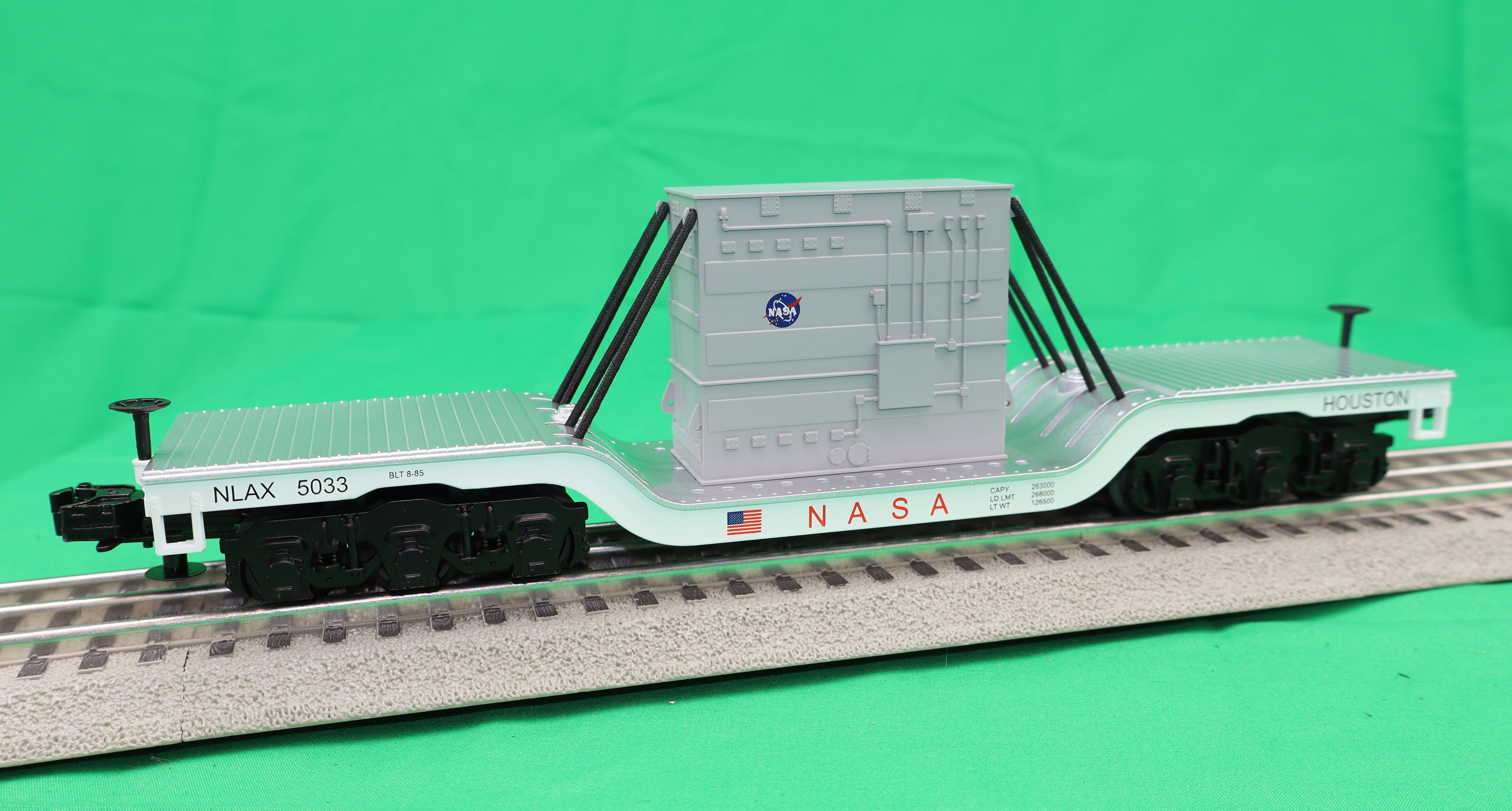 MTH 30-76933 - Dep. Center Flat Car "NASA" #5033 w/ Transformer Load