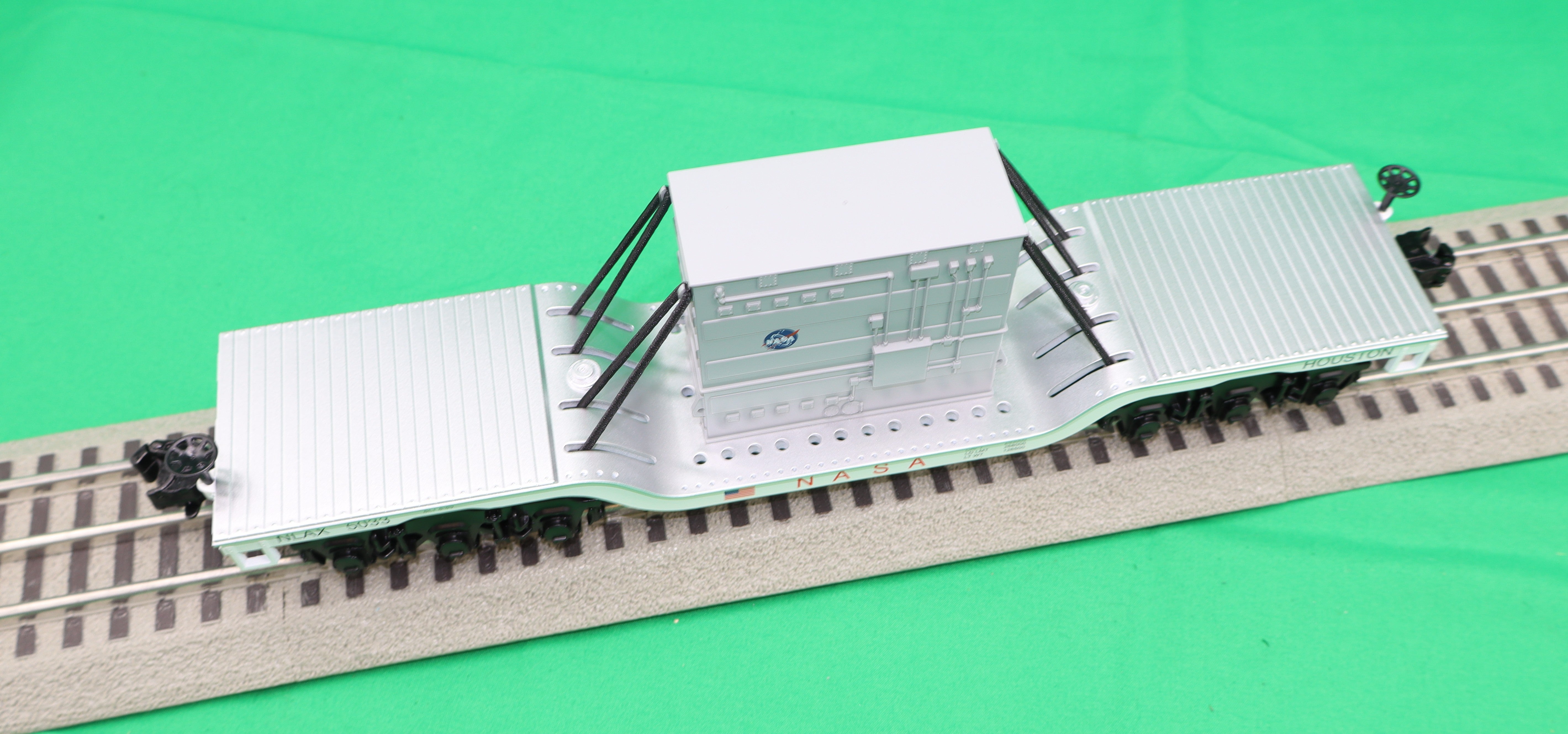 MTH 30-76933 - Dep. Center Flat Car "NASA" #5033 w/ Transformer Load