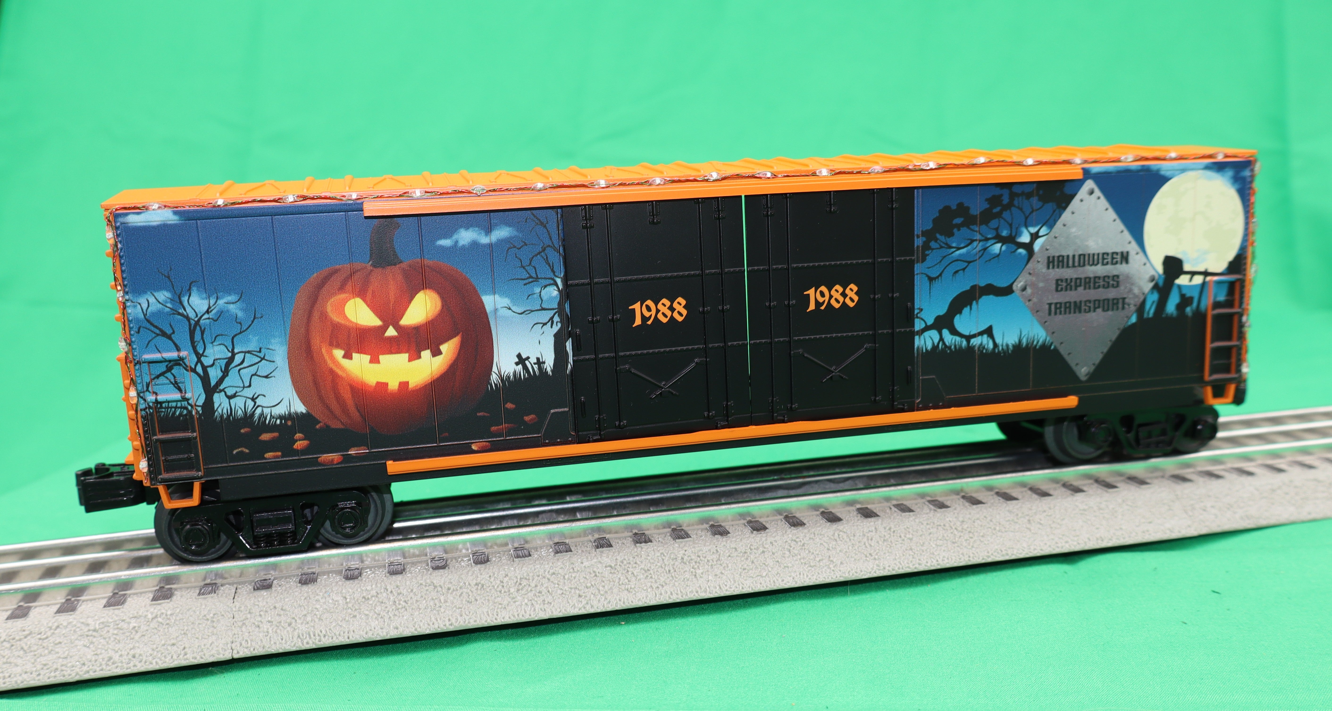 MTH 30-70149 - 50’ Double Door Plugged Boxcar Set "Halloween" w/ LED Lights Set (4-Car)