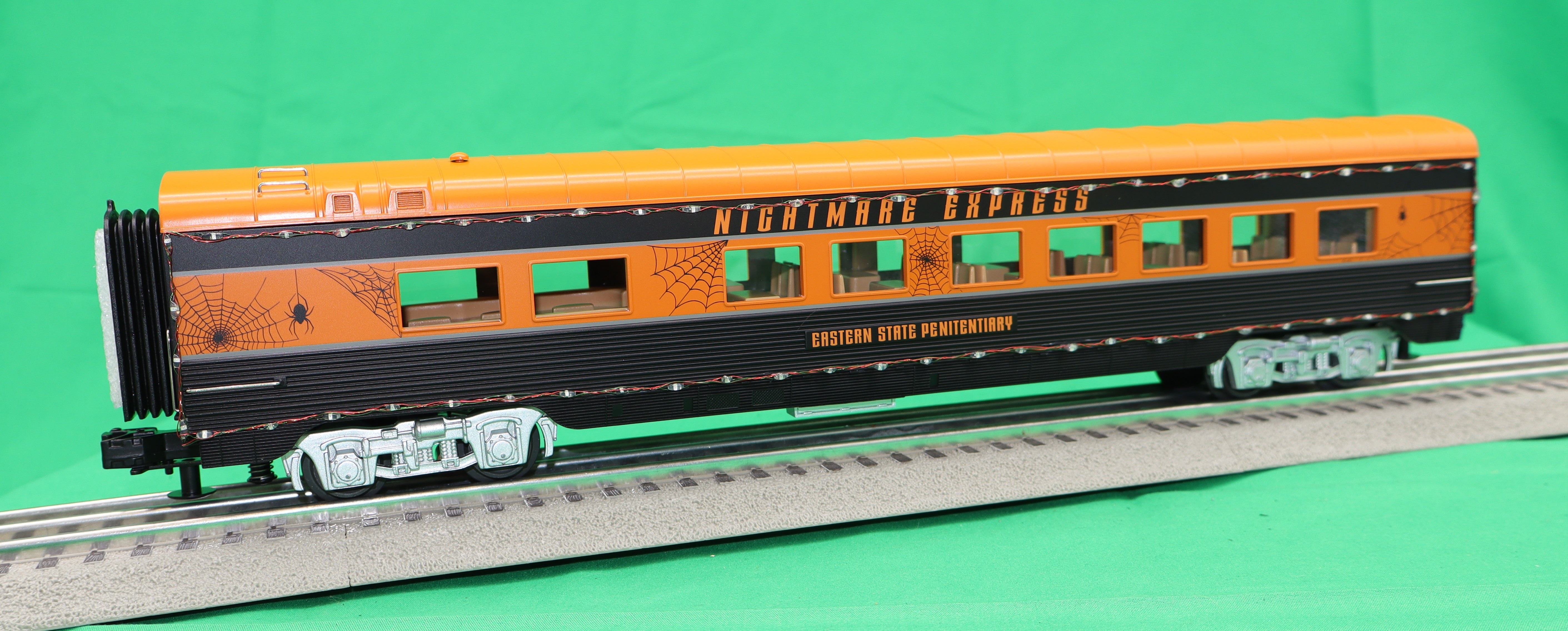 MTH 30-68283 - 60’ Streamlined Sleeper/Diner "Halloween" w/ LED Lights (2-Car)