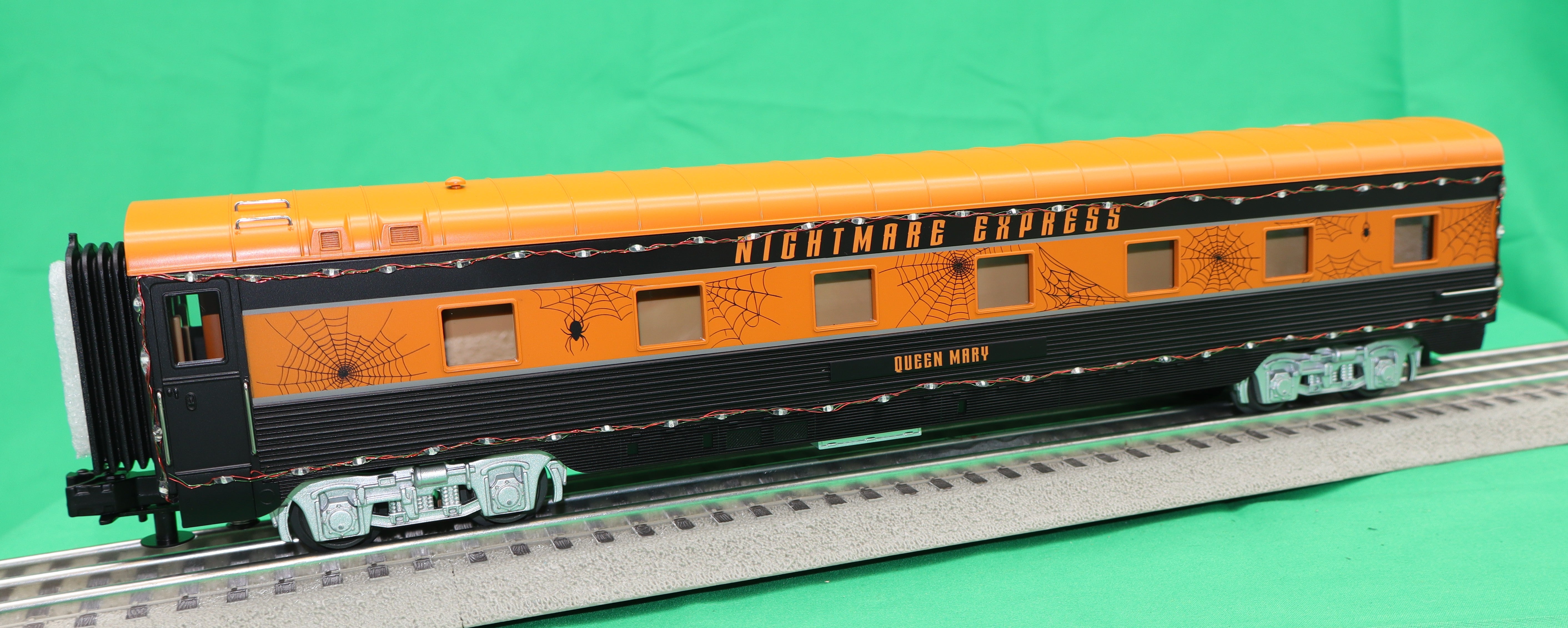 MTH 30-68283 - 60’ Streamlined Sleeper/Diner "Halloween" w/ LED Lights (2-Car)